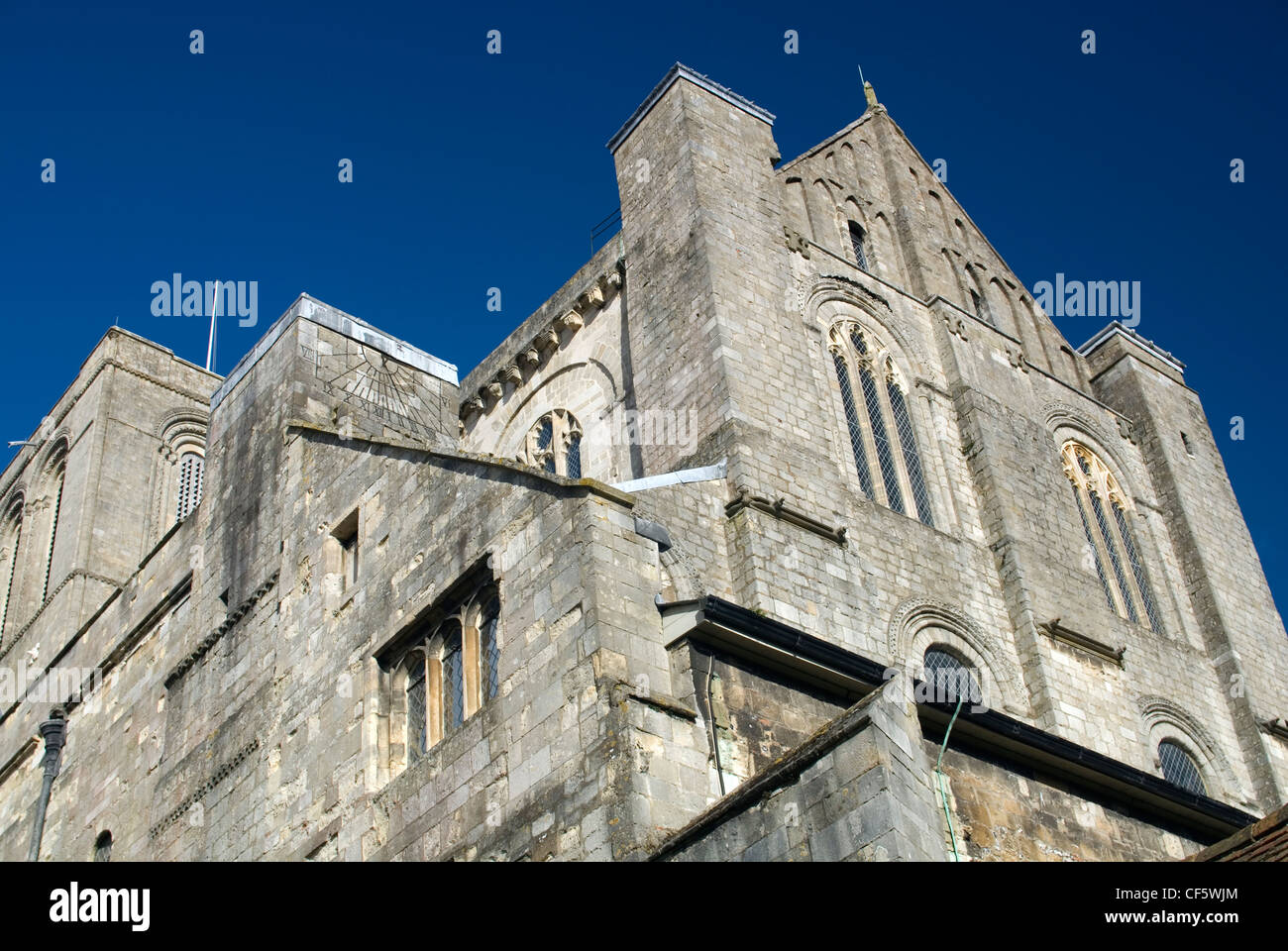 Vista esterna della Cattedrale di Winchester. Iniziata nel 1079 in stile romanico, questa cattedrale è il cuore di Alfred's Wessex Foto Stock