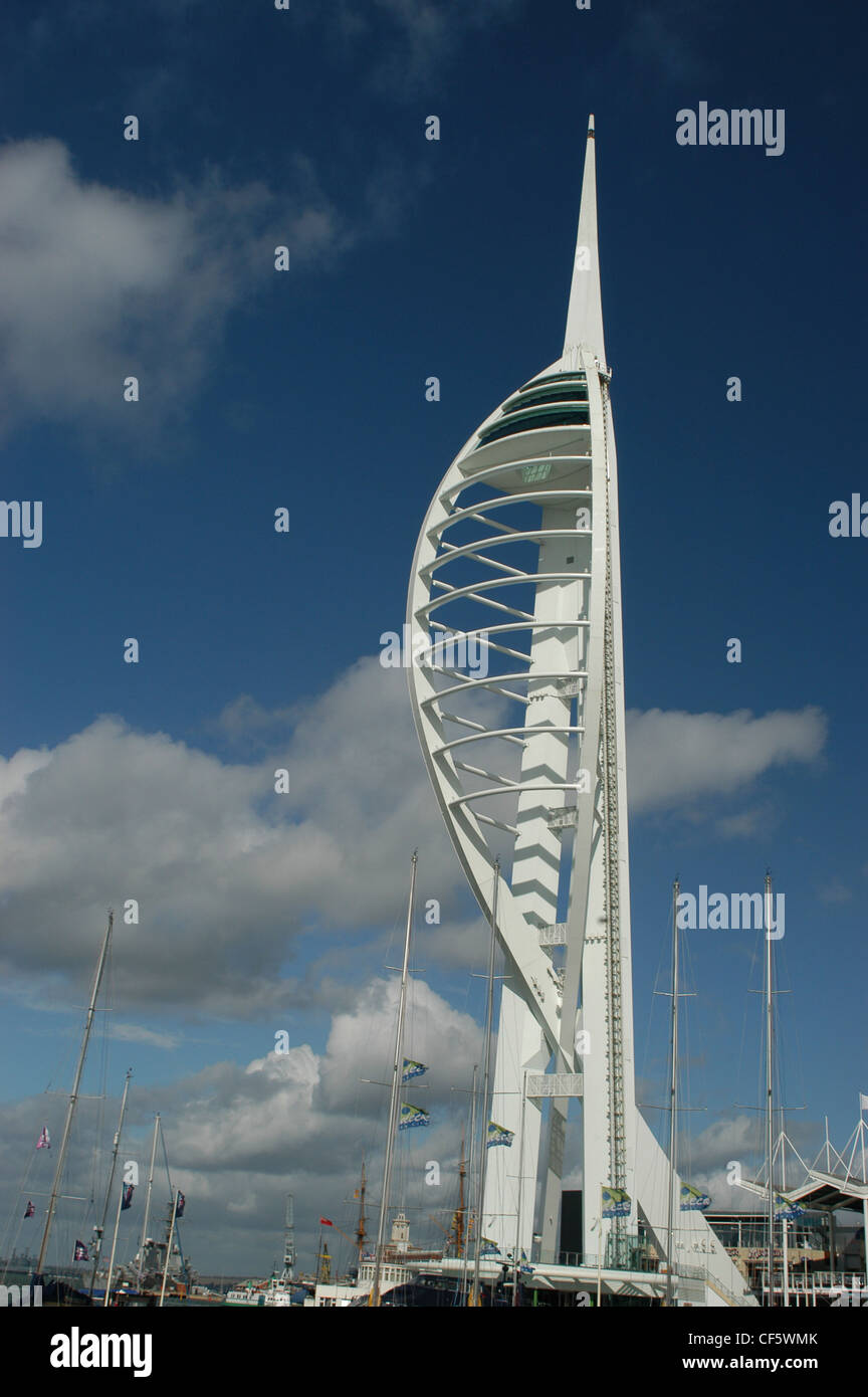 Spinaker Torre a Gunwharf Quays. La torre a 170m di altezza, sorge due volte e mezza l'altezza della colonna di Nelson, a Londra un Foto Stock