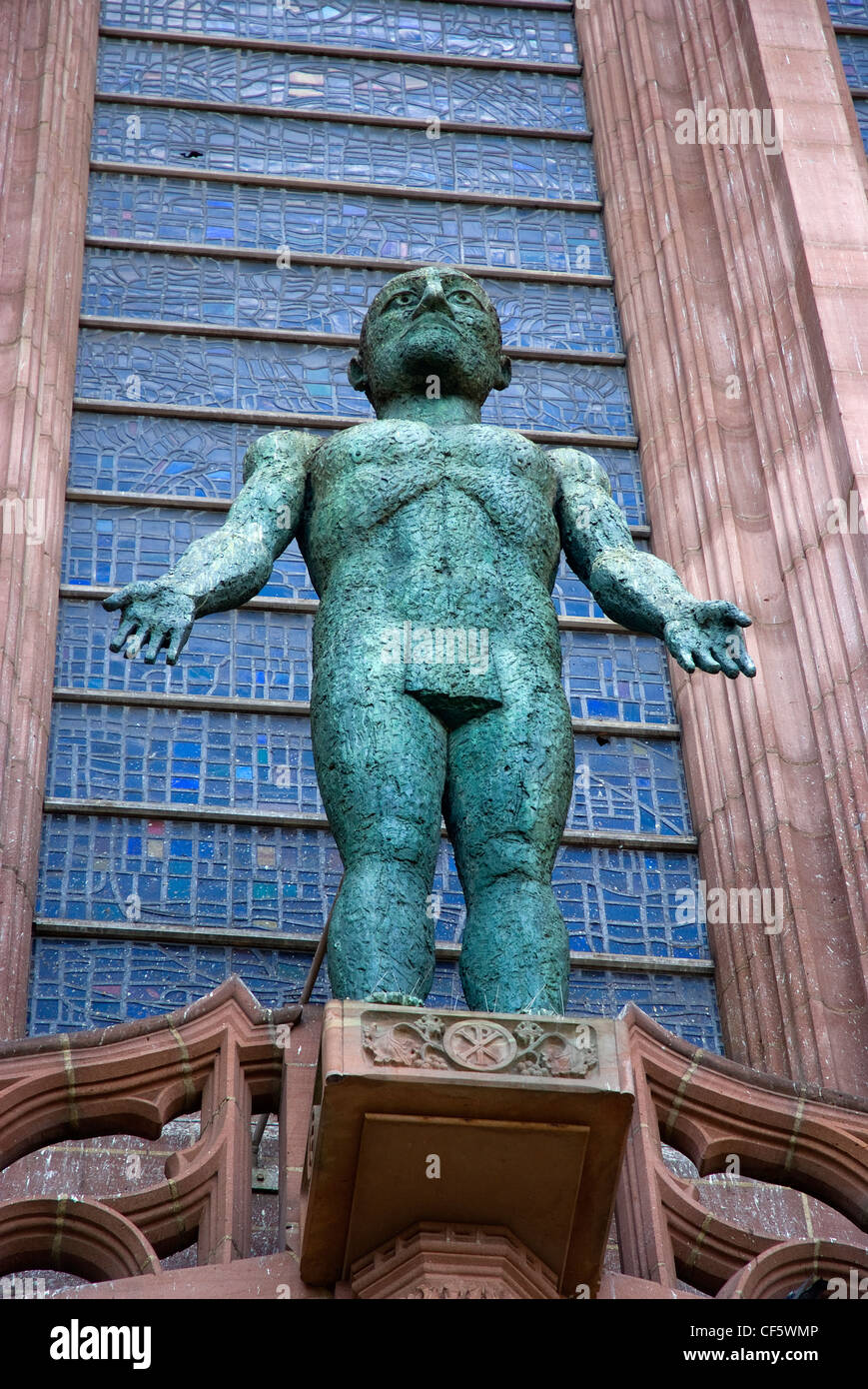 "Cristo Risorto" scultura da Elisabeth Frink oltre l'ingresso ovest di Liverpool Cathedral, la chiesa di Inghilterra cattedrale di th Foto Stock