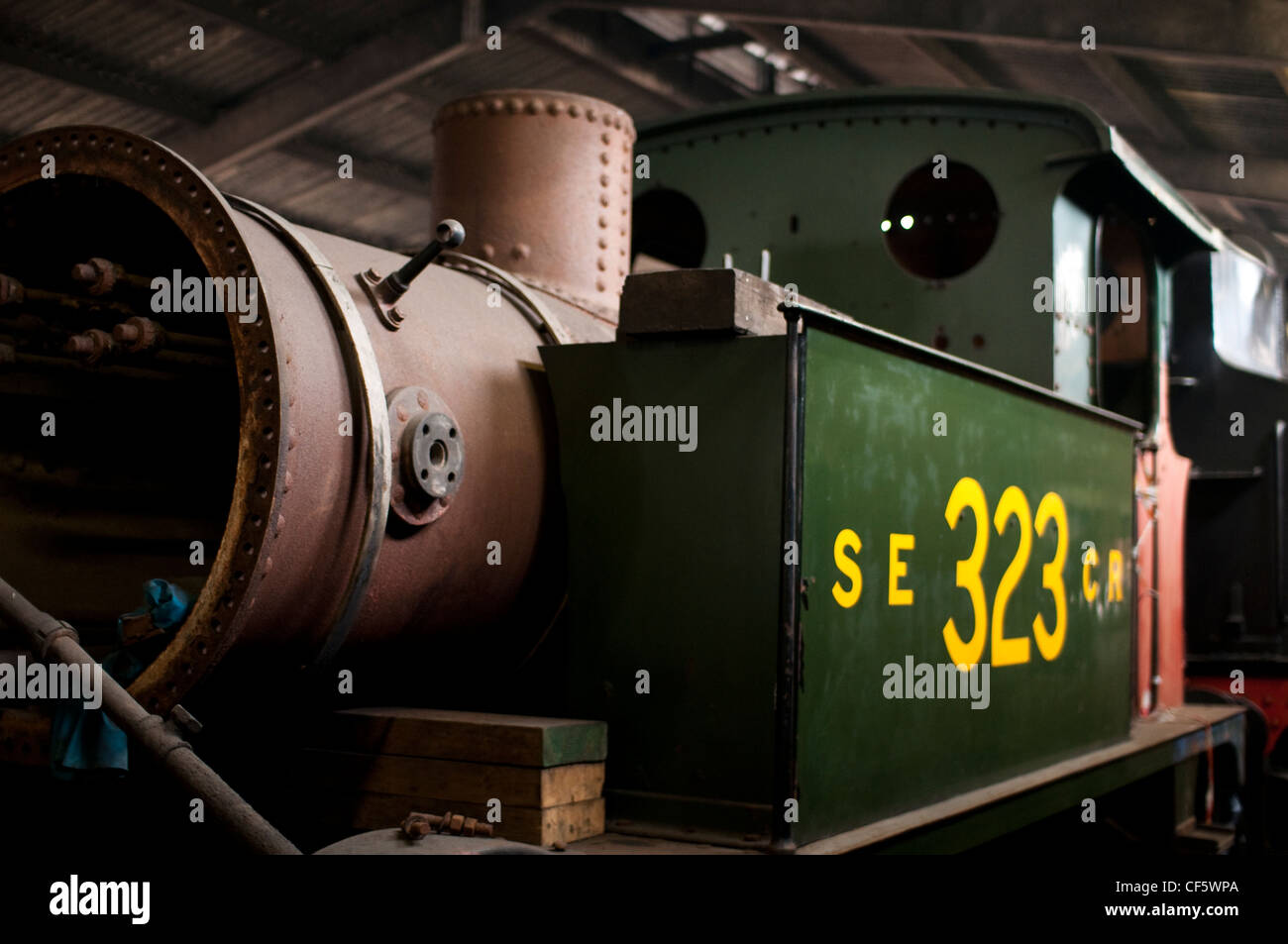 La parte anteriore di un restauro di un motore a vapore a capannoni in Horsted Keynes stazione ferroviaria in East Sussex. Foto Stock