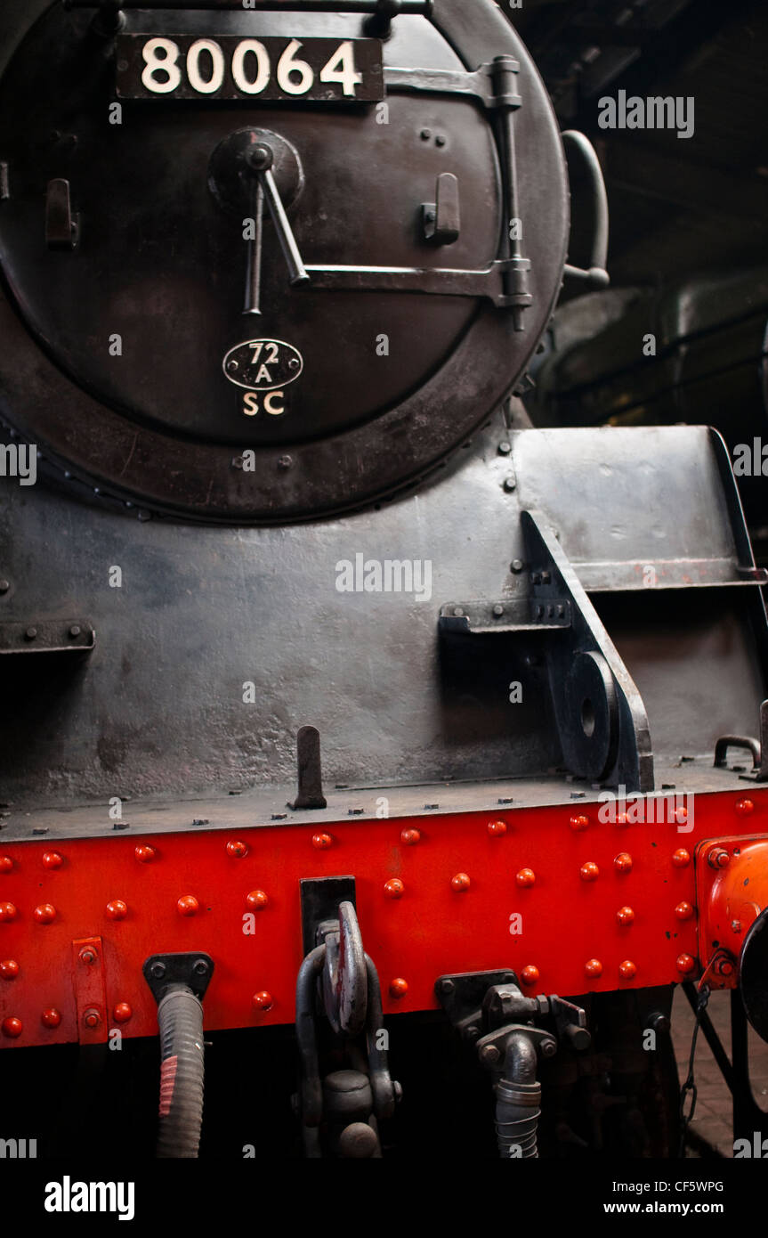 La parte anteriore di un restauro di un motore a vapore a capannoni in Horsted Keynes stazione ferroviaria in East Sussex. Foto Stock