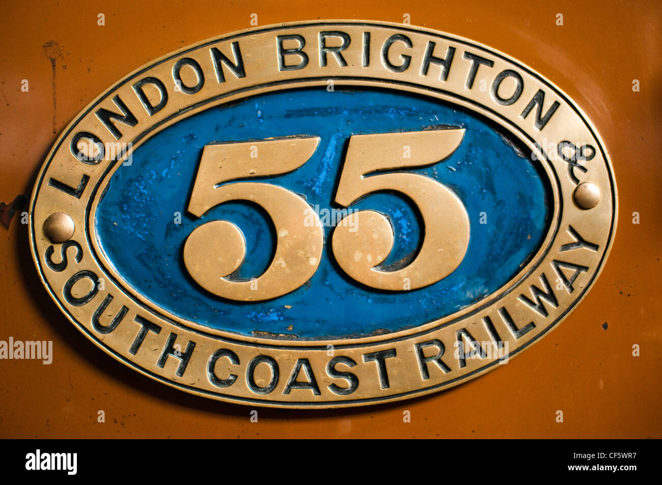 Una chiusura di un 55 south coast railway firmare da un treno a Horsted Keynes stazione ferroviaria in East Sussex. Foto Stock