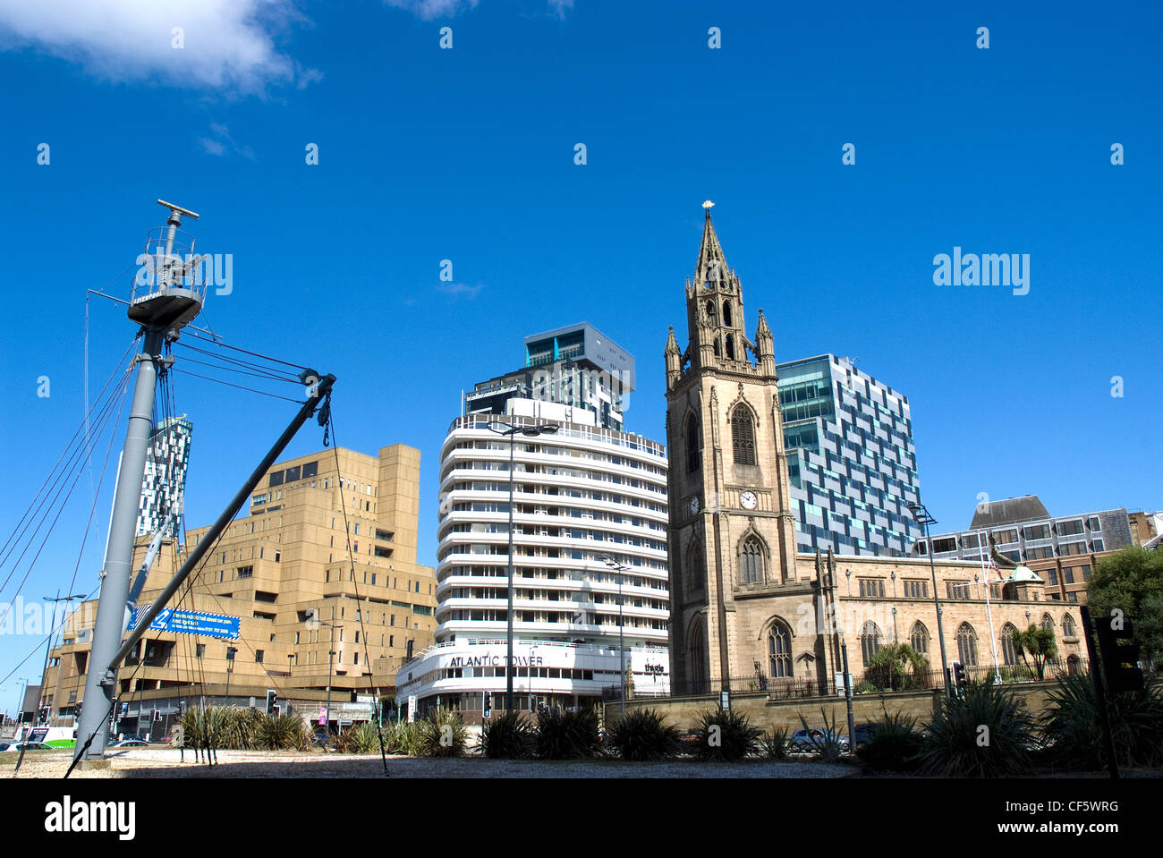 La Chiesa della Madonna e di San Nicola e la Atlantic Tower hotel sulla banchina. Foto Stock