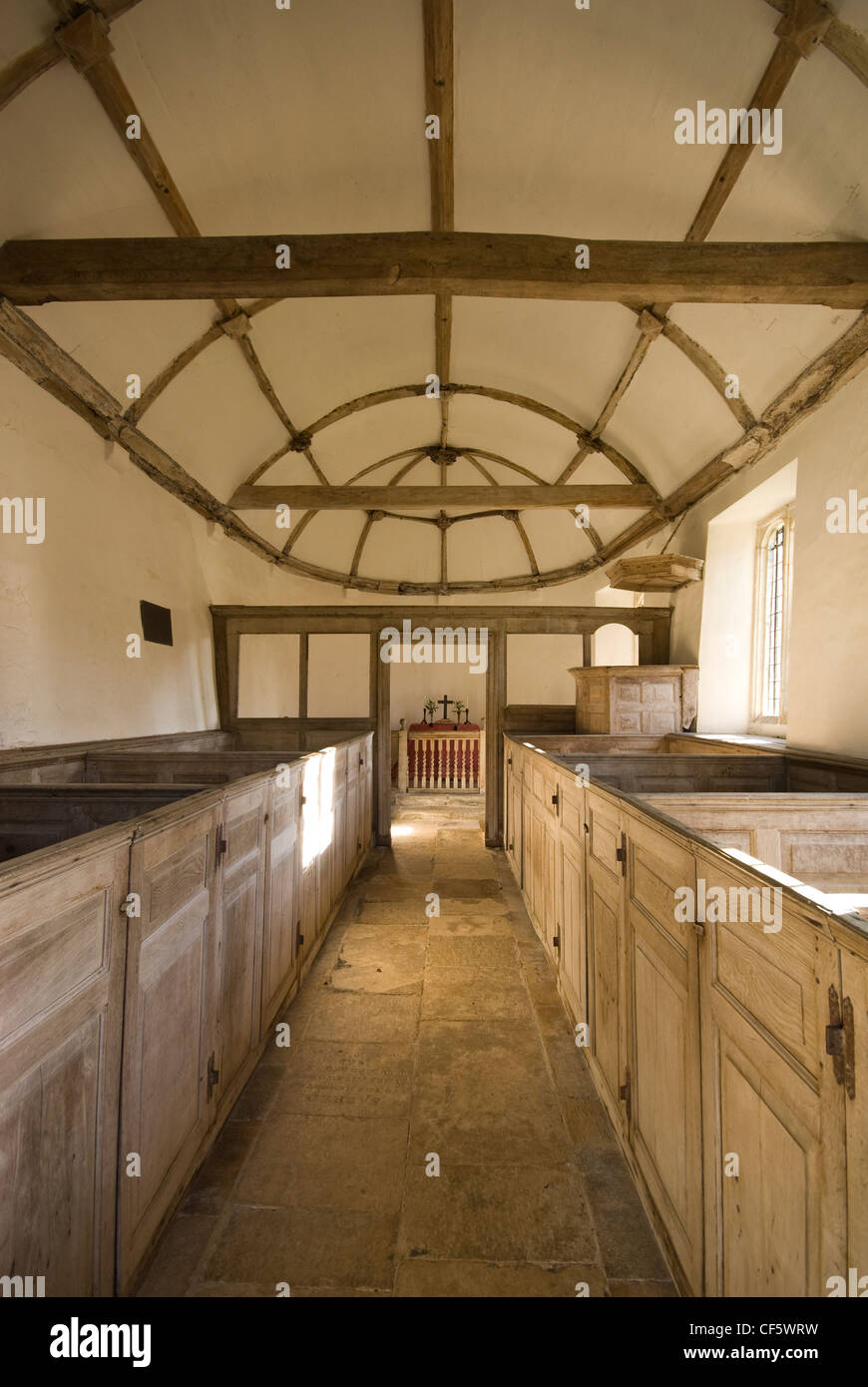 Interno del restaurato St Andrew Chiesa a Winterborne Tomson nel Dorset. Foto Stock