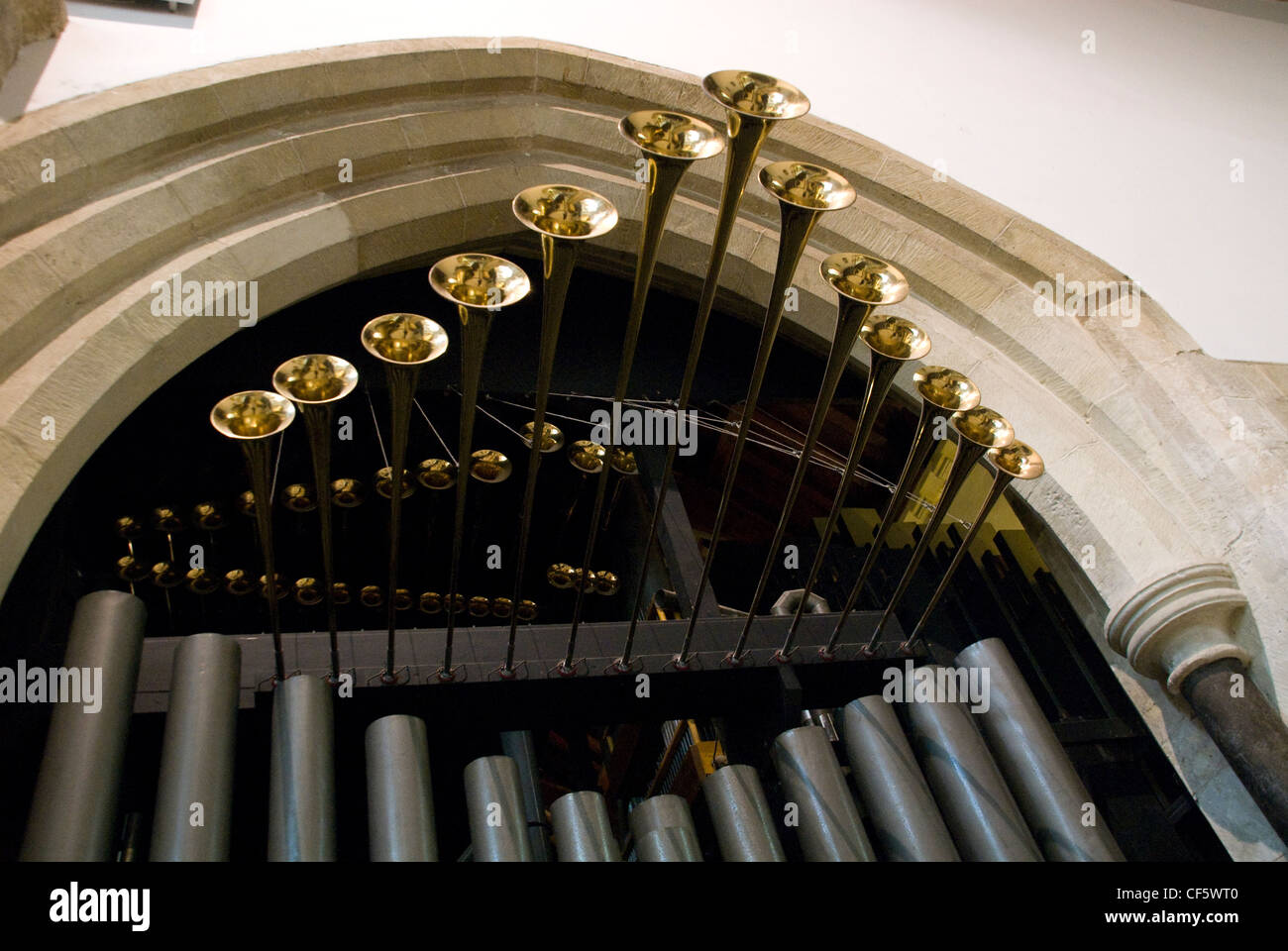 Una chiusura di trombe in ottone e la parte superiore dell'organo dal Minster a Wimborne nel Dorset. Foto Stock