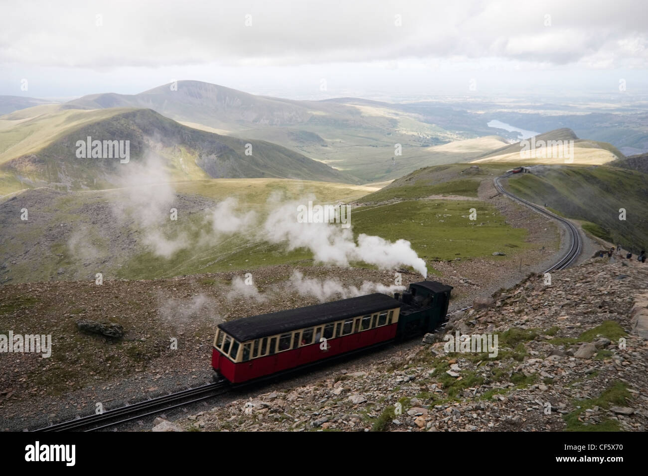 Un Snowdon Mountain railway treno a vapore spingendo un carrello su una montagna su Snowdon. È da più di cento anni di età ed è l'unico pub Foto Stock