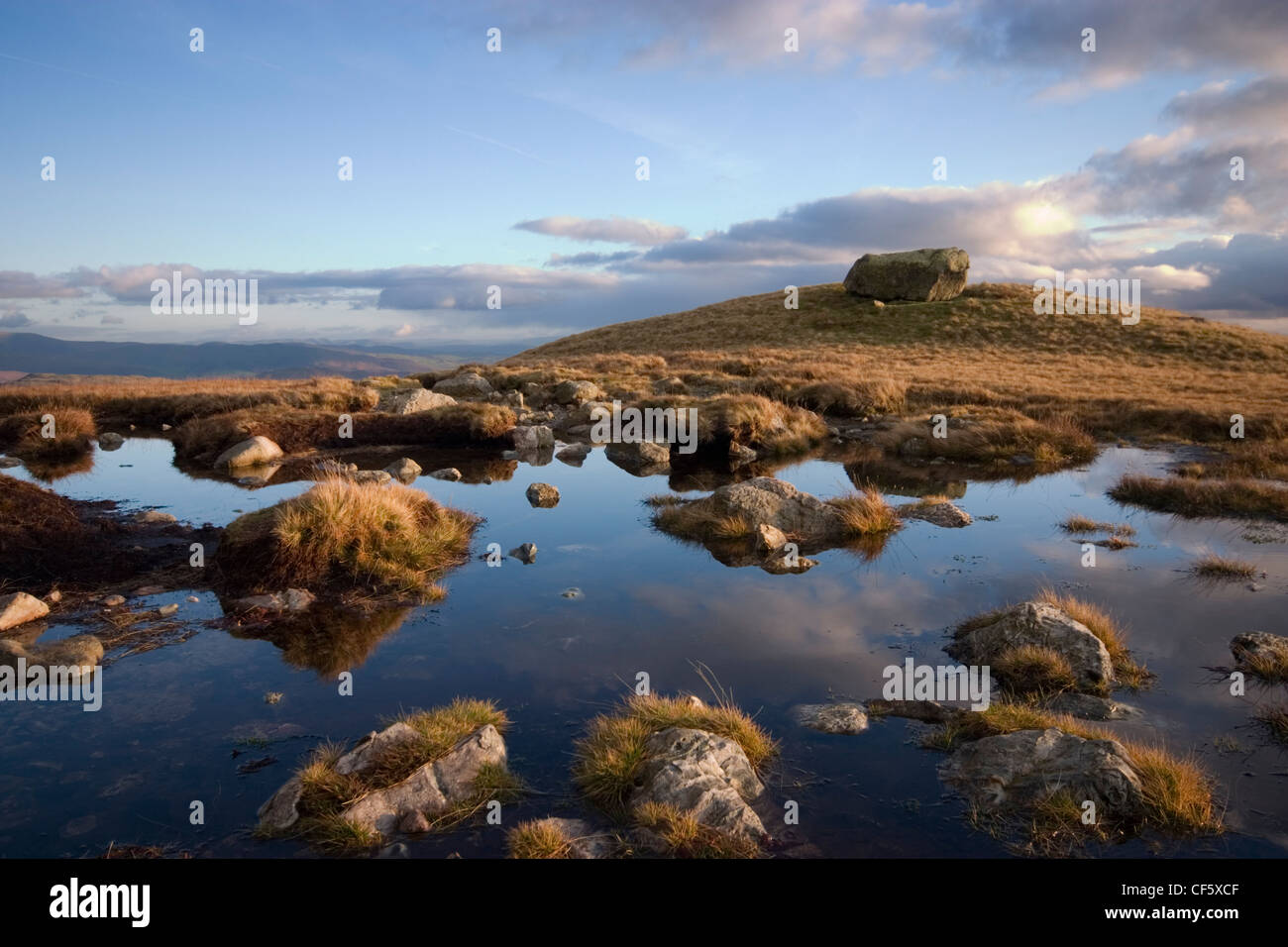 Il cielo si riflette in una piscina. 'Visto una volta, mai dimenticato" scriveva Alfred Wainwright, The Langdale Pikes sono sempre popolari tra cadde-wa Foto Stock