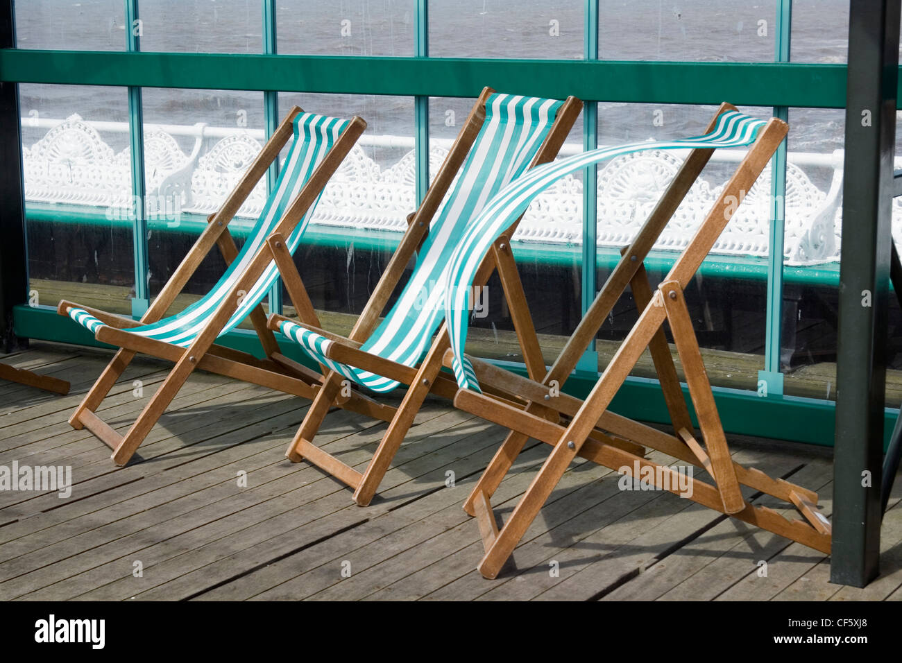 Svuotare striped sedie a sdraio sul North Pier di Blackpool. Foto Stock