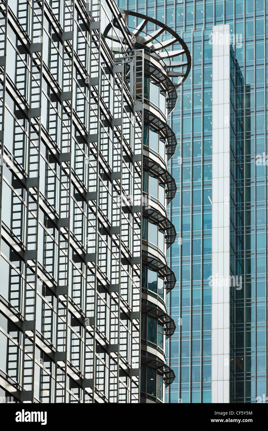 Luminose e luccicanti rivestito in vetro edifici per uffici a Canary Wharf. Foto Stock