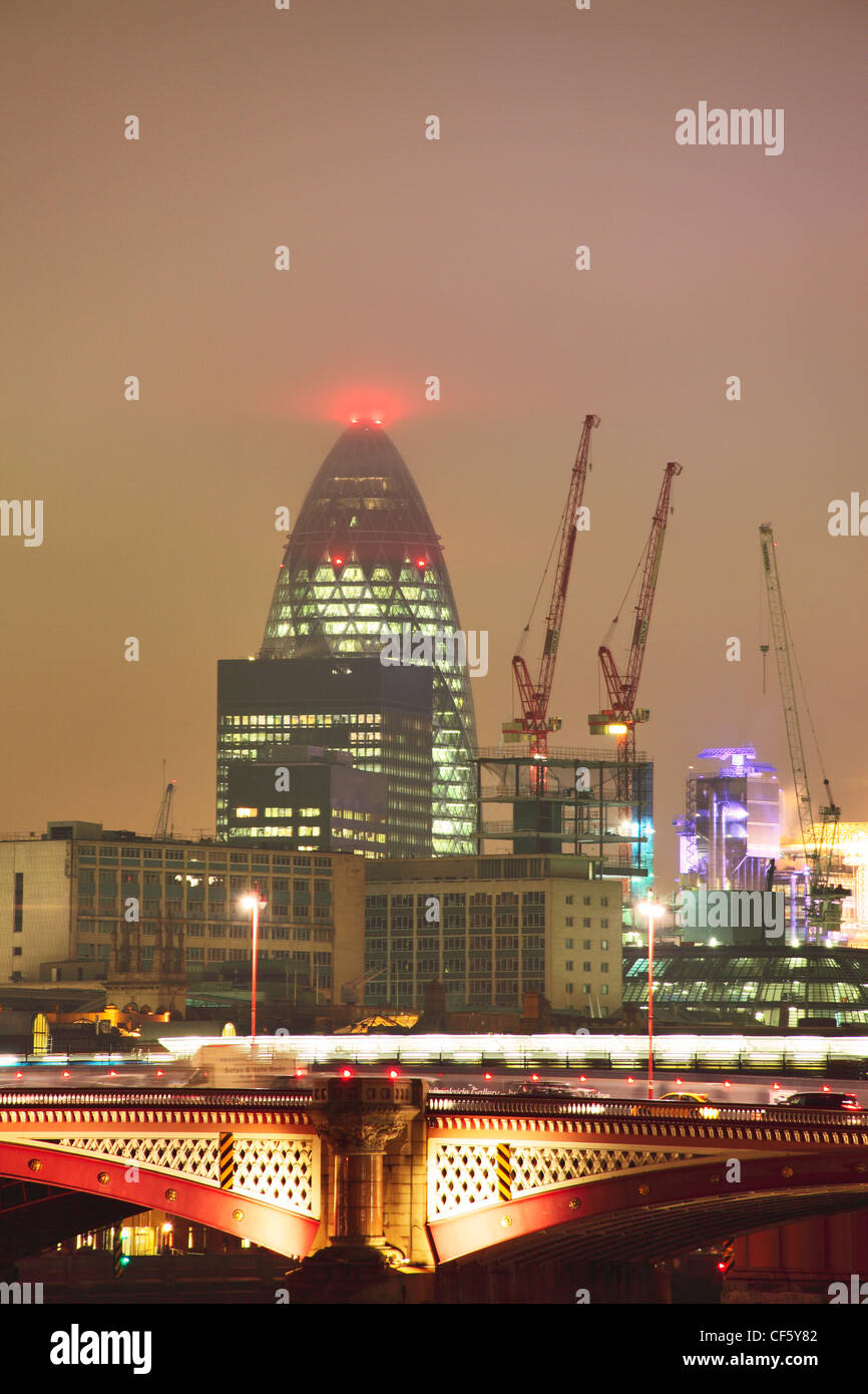 Vista della città di Londra di notte da Banca del sud del Tamigi con uno di Londra più famosi punti di riferimento 30 San Mar Foto Stock