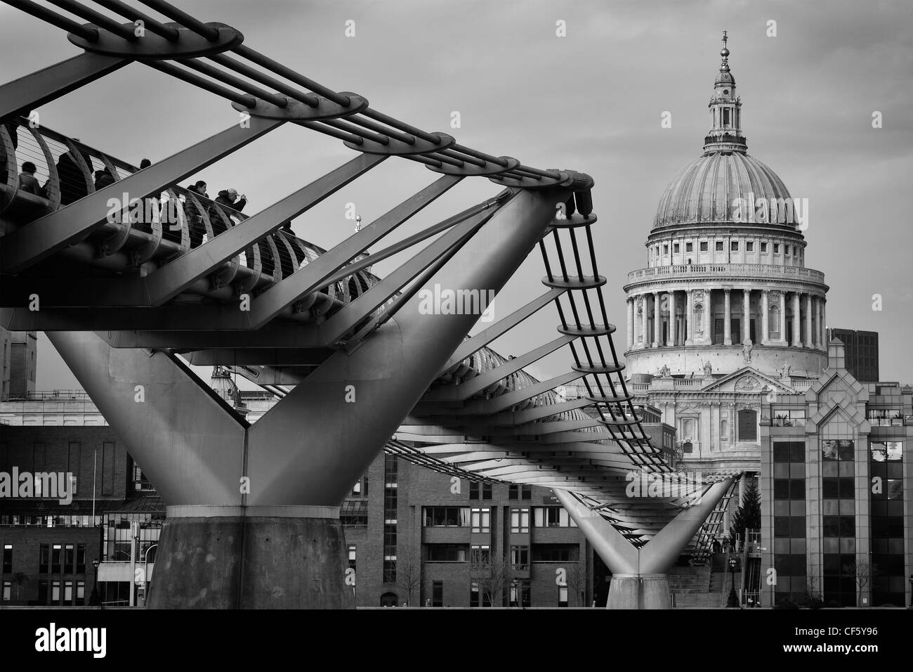 La Cattedrale di St Paul e il London Millennium Footbridge, attraversando il fiume Thames link di Bankside con la City di Londra. Foto Stock