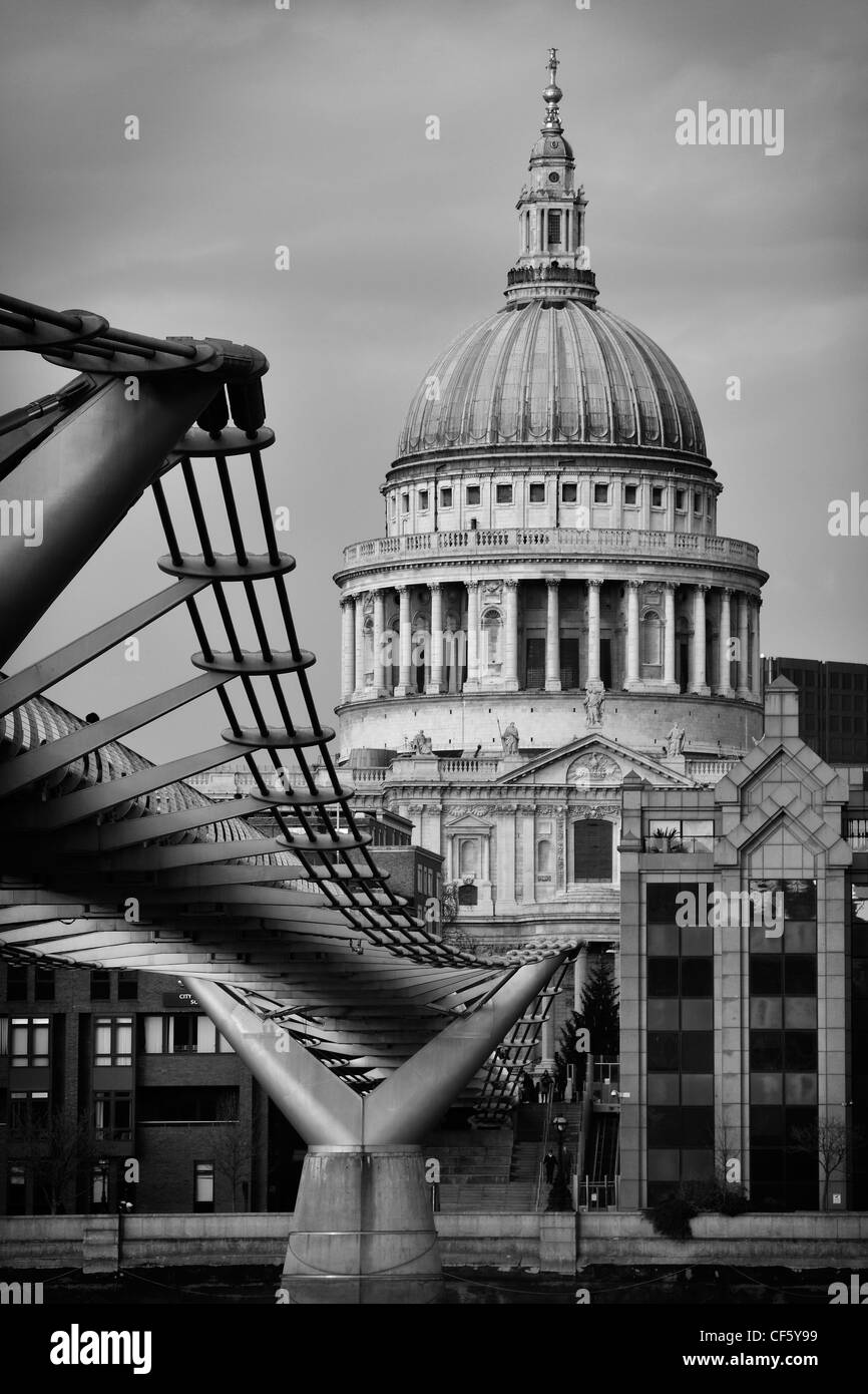 La Cattedrale di St Paul e il London Millennium Footbridge, attraversando il fiume Thames link di Bankside con la City di Londra. Foto Stock