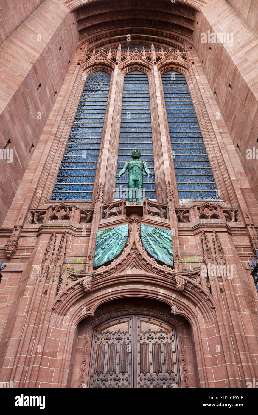 "Cristo risorto", una statua da Elizabeth Frink sopra la porta occidentale della Cattedrale anglicana. Foto Stock