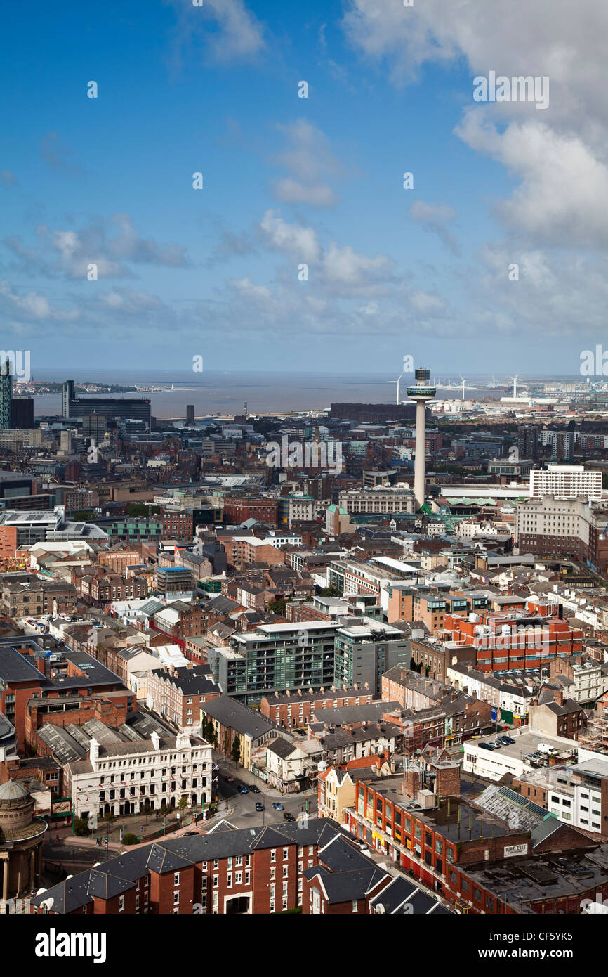 Veduta aerea della città verso la Mersey estuario, dotato della Radio City Tower (St. John's faro). Foto Stock