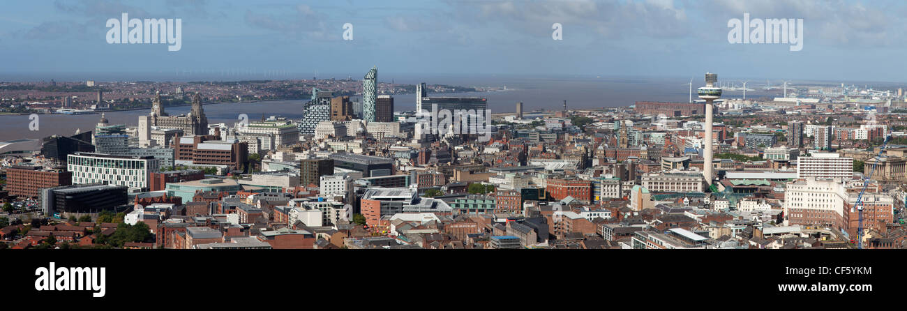 Una vista panoramica della città verso la Mersey estuario, dotato del prominente e i punti di riferimento iconici delle Tre Grazie e Foto Stock