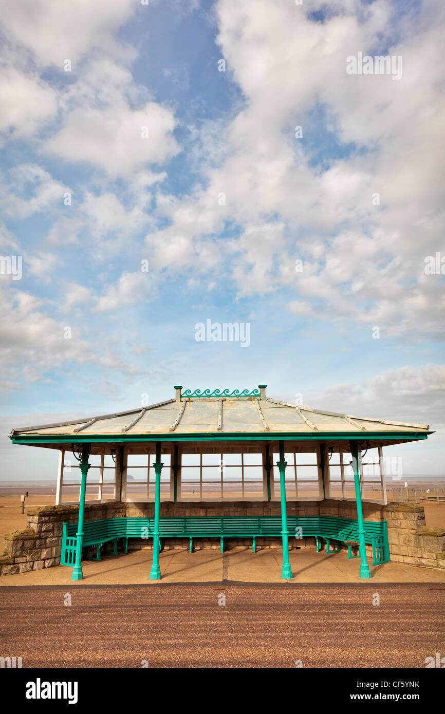 Spiaggia rifugio sul lungomare a Weston-super-Mare sul Canale di Bristol. Foto Stock