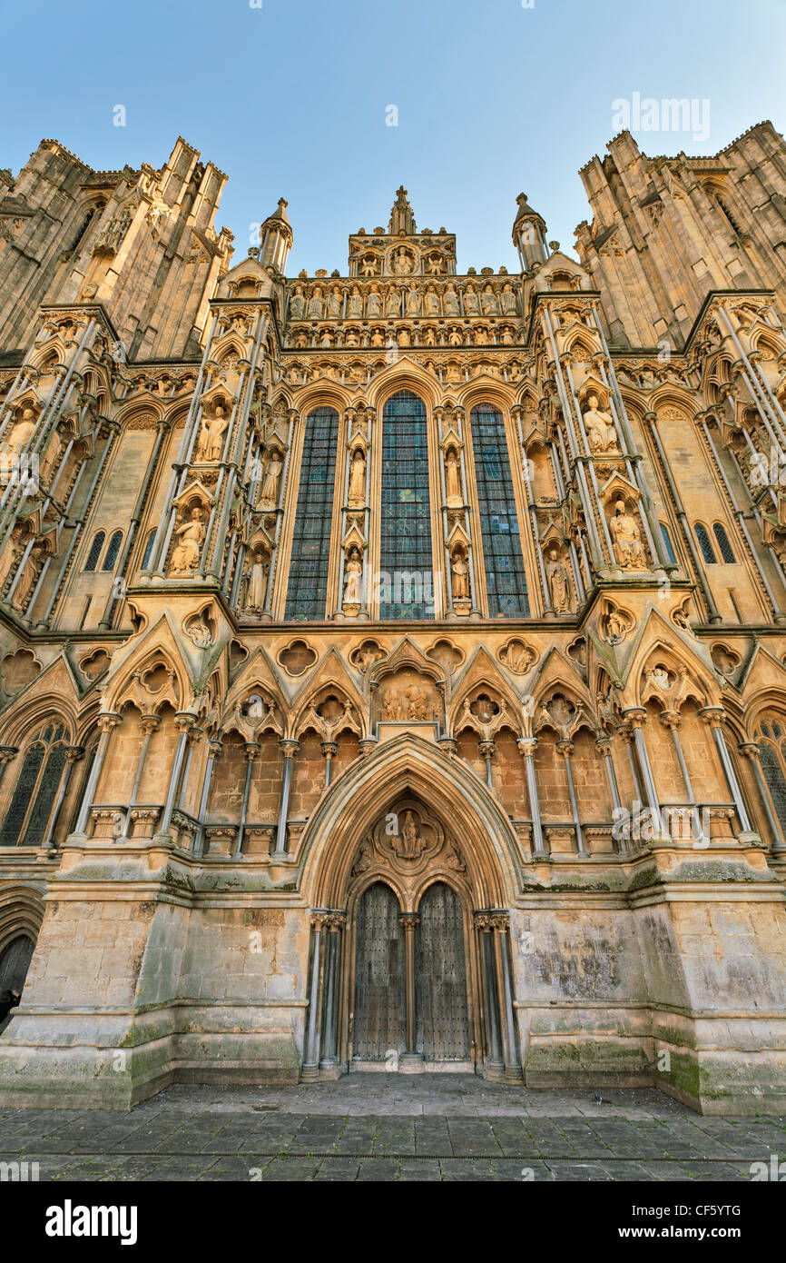 Il fronte ovest della Cattedrale di Wells, iniziato nel 1220, presenta la più grande collezione di statue medievali in Europa. Foto Stock