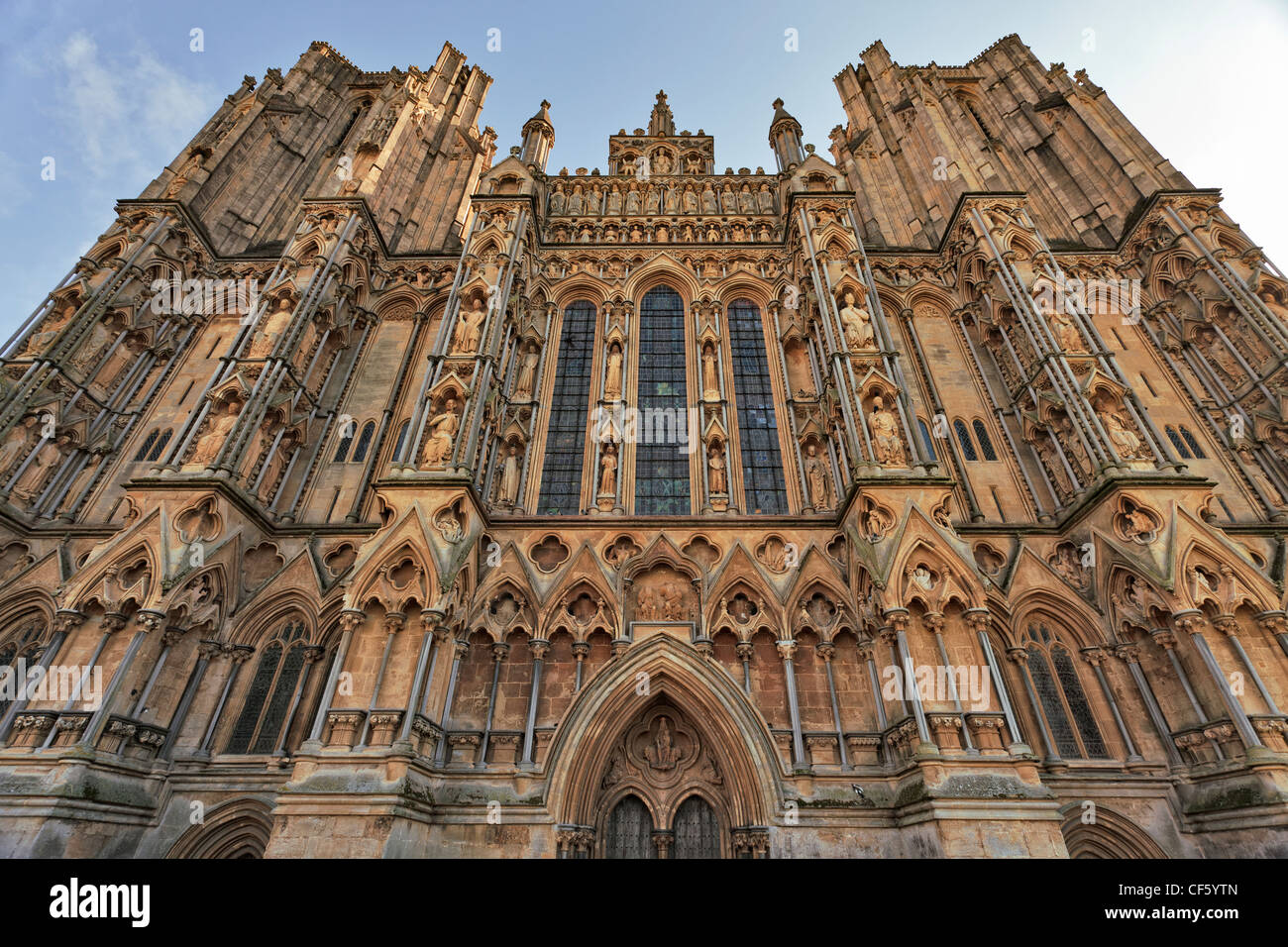 Il fronte ovest della Cattedrale di Wells, iniziato nel 1220, presenta la più grande collezione di statue medievali in Europa. Foto Stock