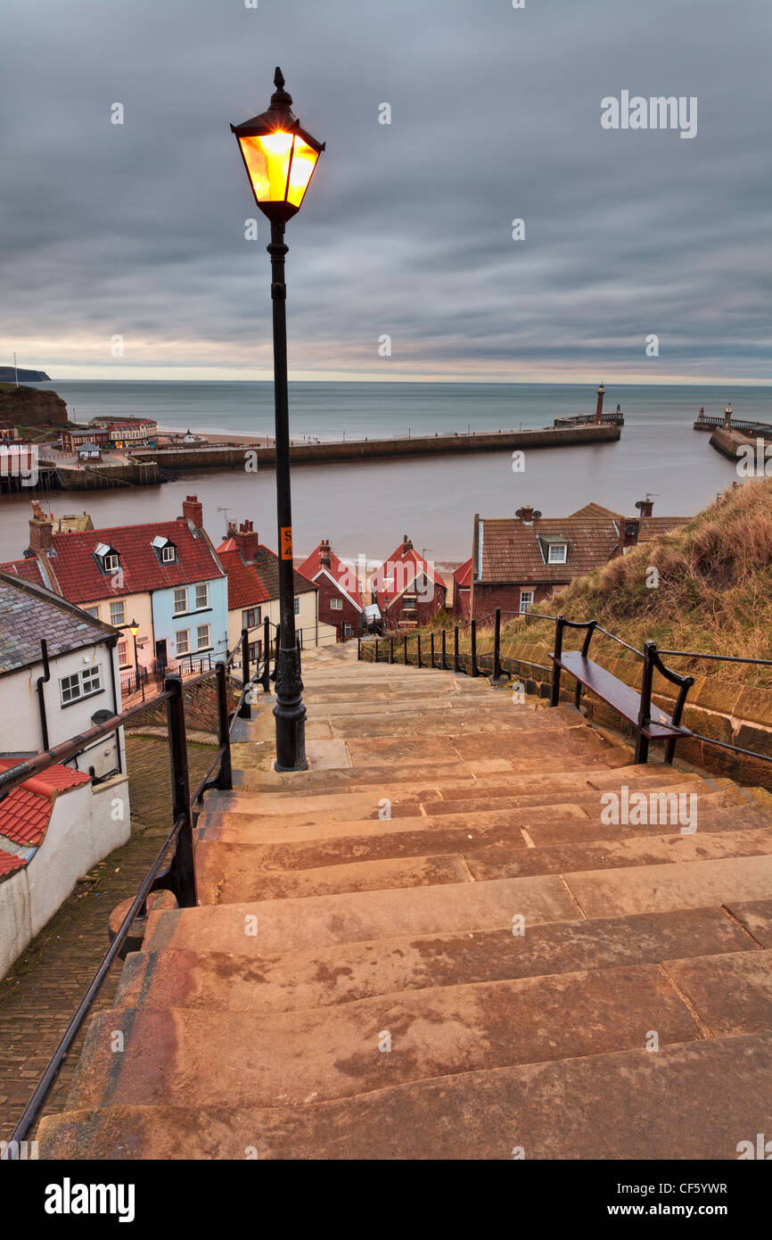 Visualizza in basso Whitby il famoso 199 passi verso la città vecchia e il porto. Foto Stock