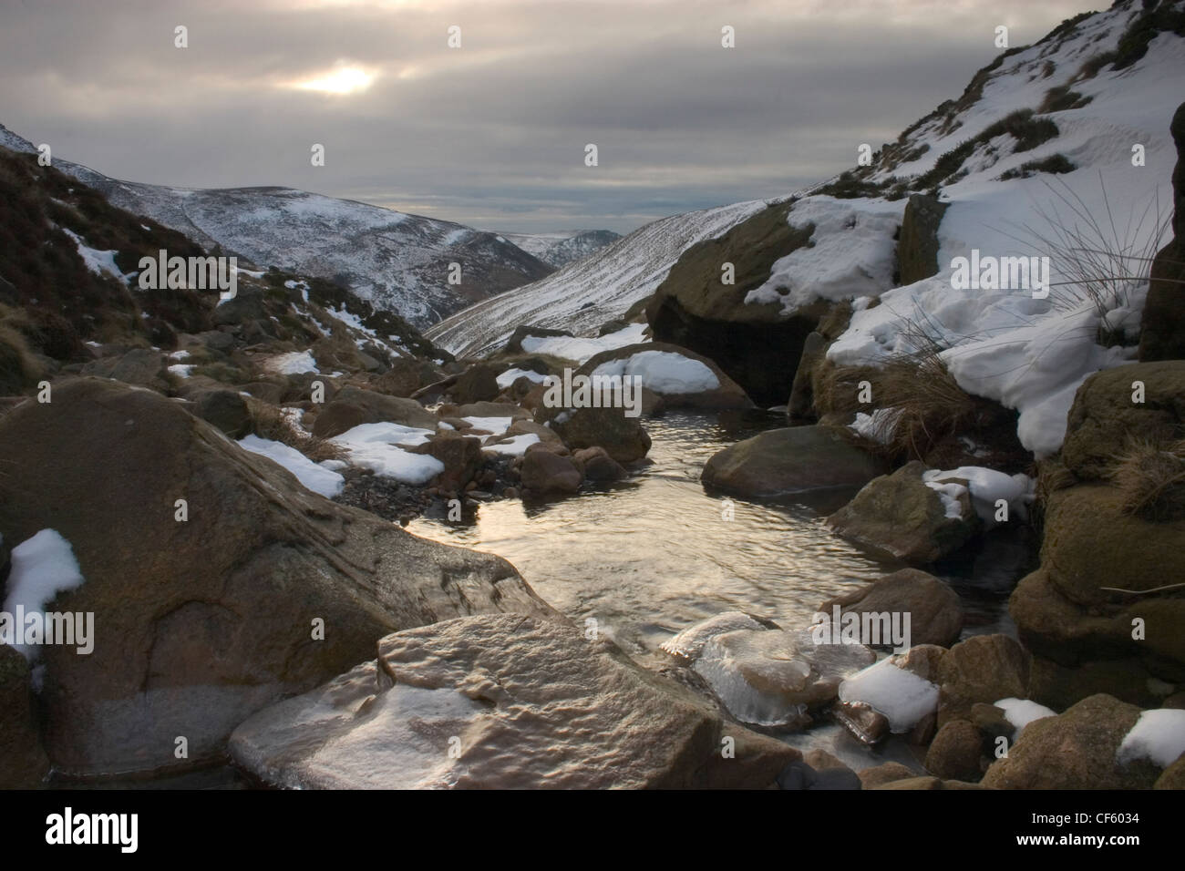 La congelati torrenti di montagna della regione Grindsbrook di Kinder Scout. La neve comincia a sciogliersi dopo forti nevicate in febbraio Foto Stock