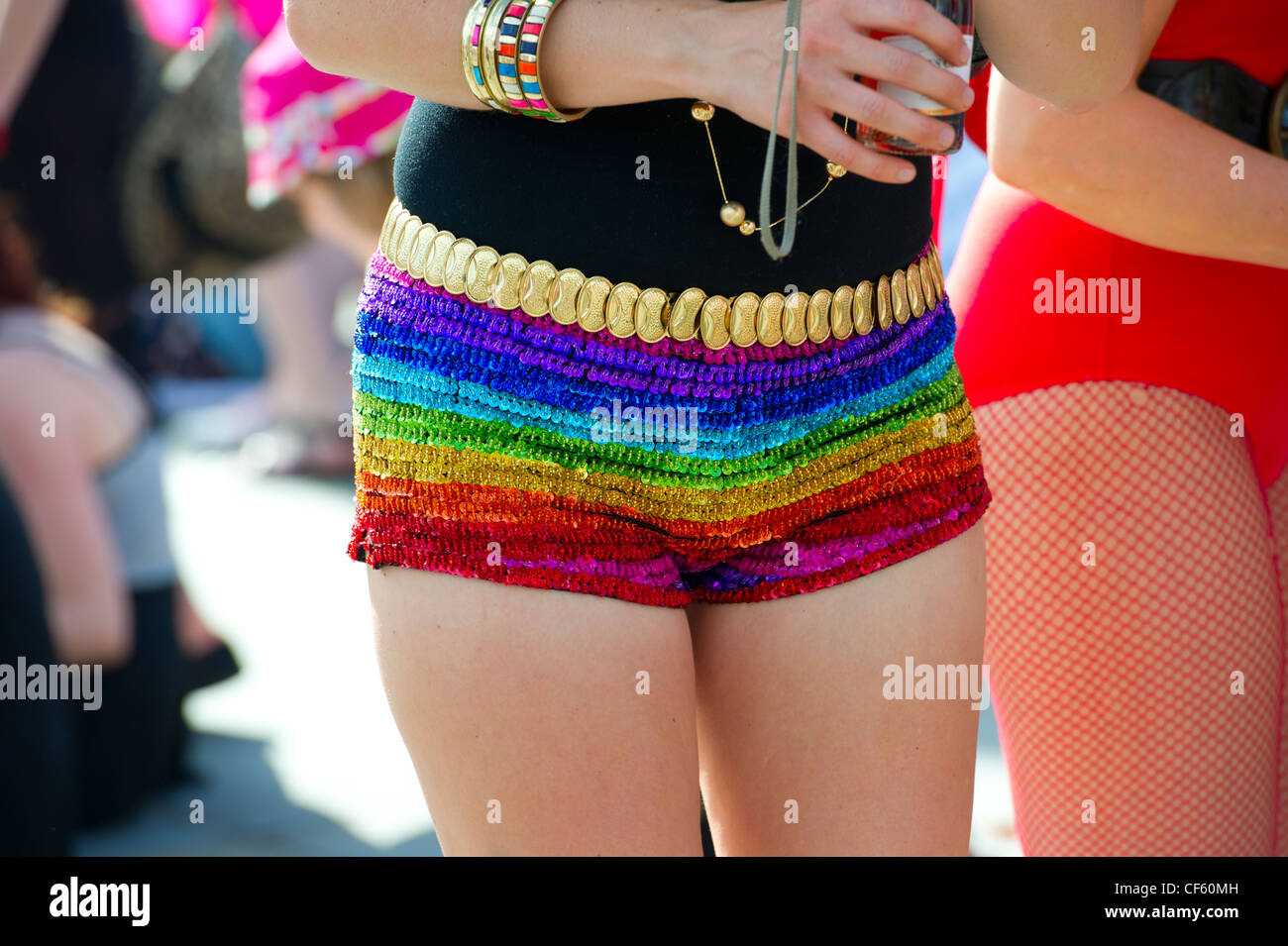 Una donna che indossa rainbow hot pants Gay Pride 2010. Foto Stock