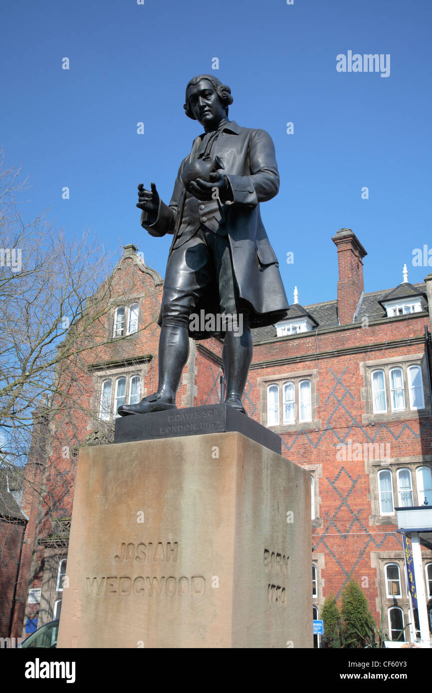 Statua di Josiah Wedgwood permanente sulla Winton Square a Stoke-on-Trent. Wedgwood è stato un innovatore designer, un produttore di h Foto Stock