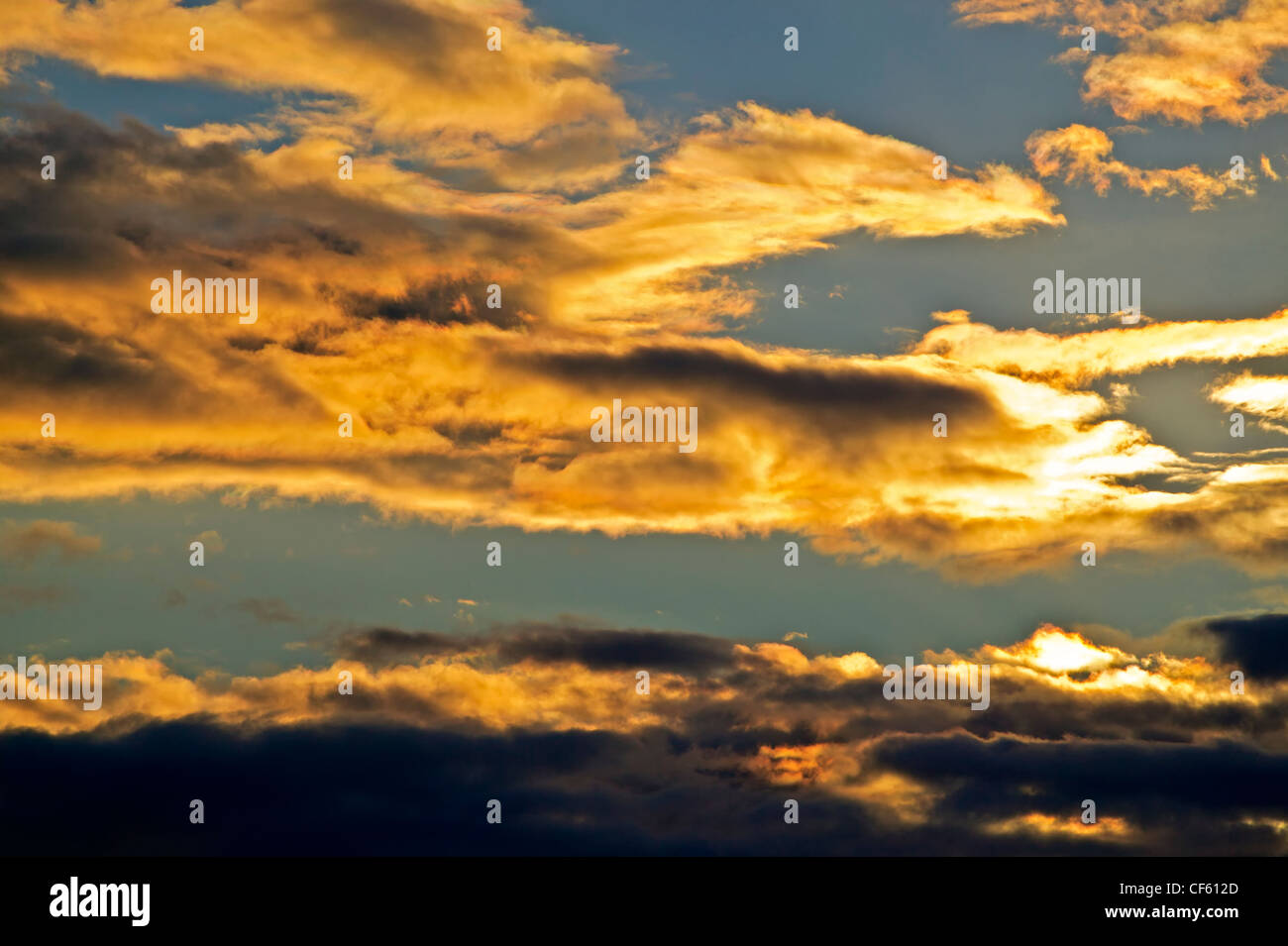 Nuvole temporalesche vicino al tramonto, l'isola di Vancouver, British Columbia, Canada. Foto Stock