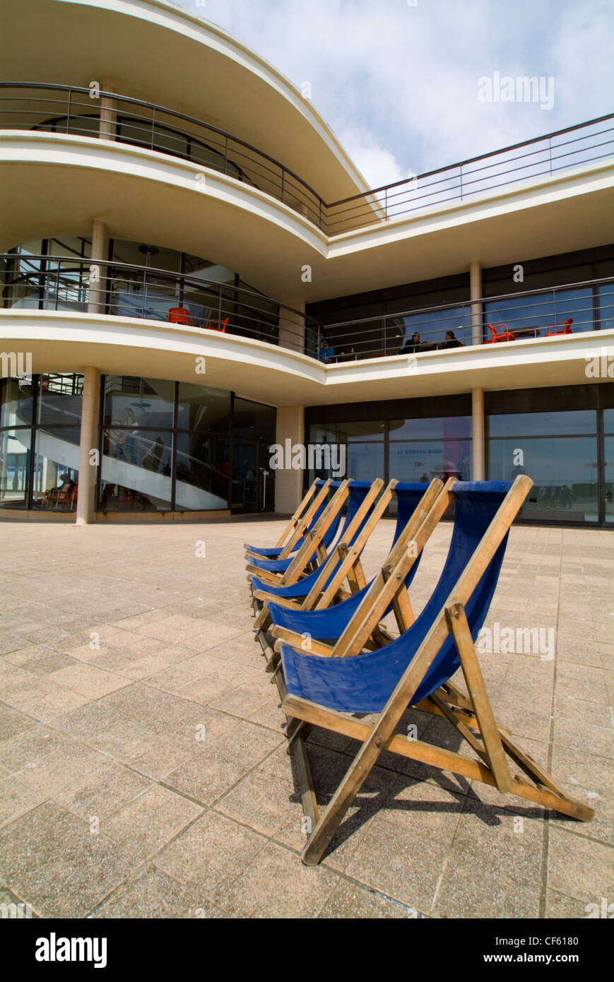 Sedie a sdraio al di fuori del De La Warr Pavillion. L'edificio è stato progettato da Eric Mendelsohn e Serge Chermayeff e aperto nel 193 Foto Stock