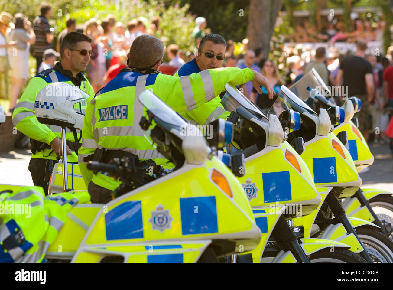 Polizia a Brighton Pride supervisiona il Gay Pride Festival che si tiene annualmente in Brighton. Foto Stock