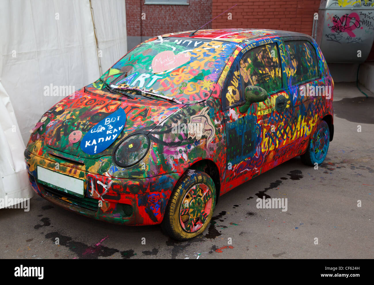 Vecchia auto dipinta da multi-disegni colorati. Foto Stock