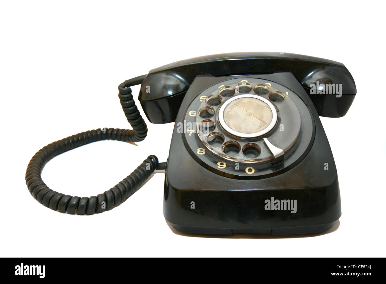 Un vecchio nero vintage telefono in uno sfondo bianco. Foto Stock
