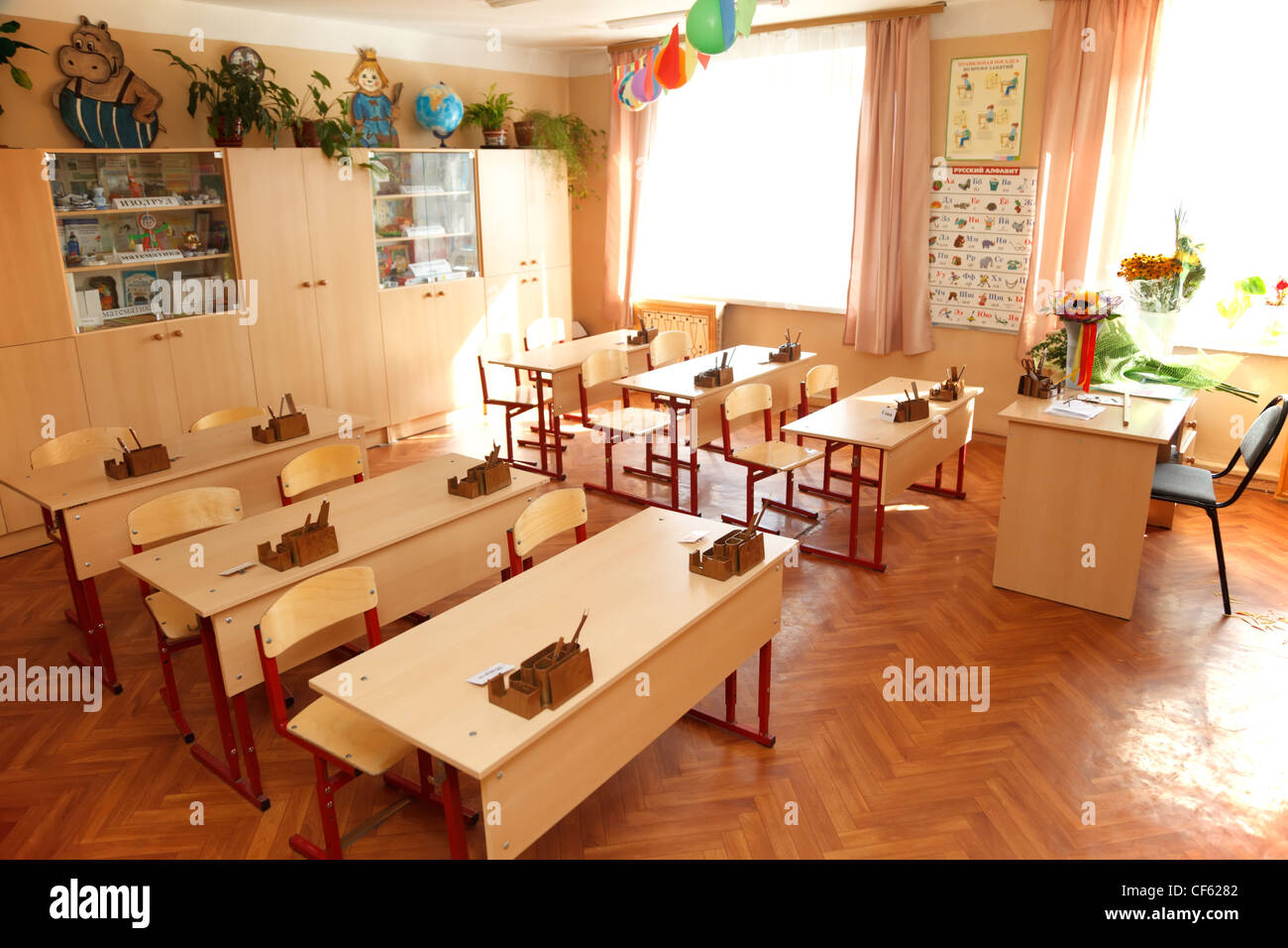Classe vuoto pronto per le lezioni. Scuola interiore. Foto Stock
