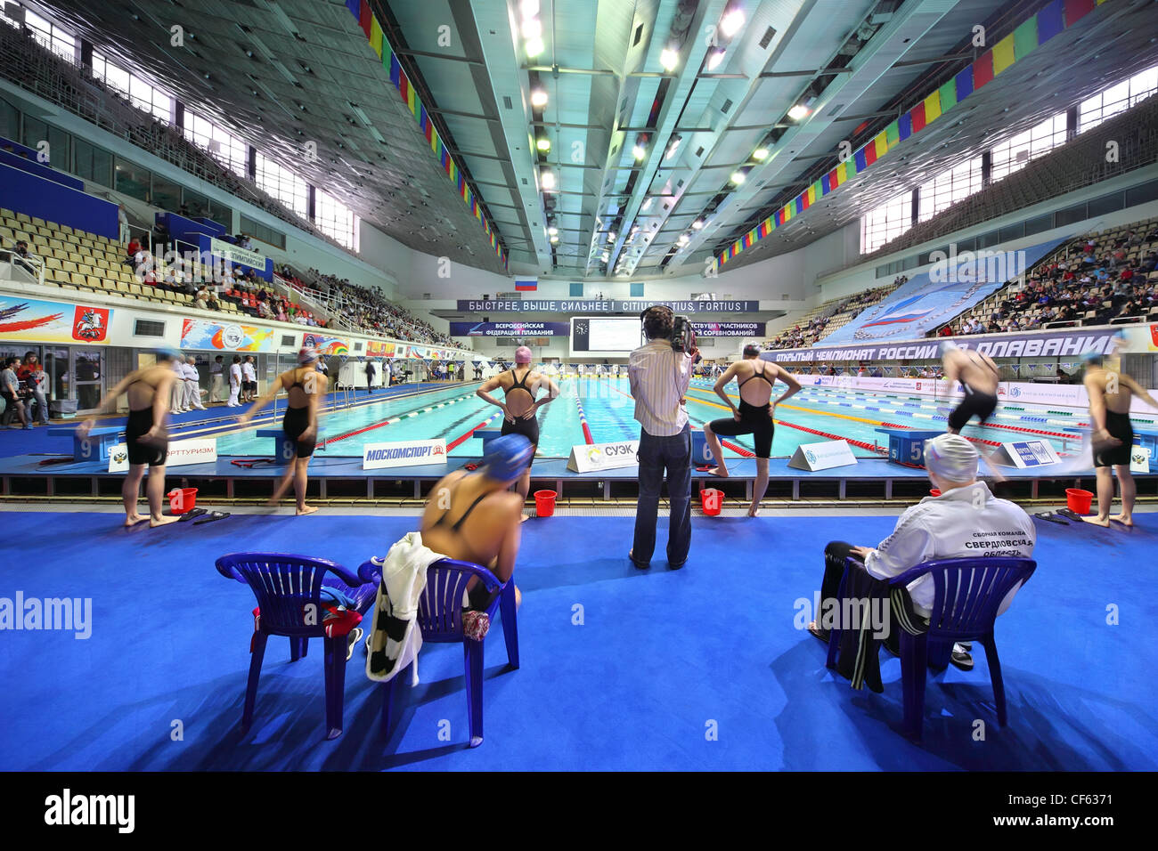Mosca ottobre 5 nuotatori preparare inizio campionato aperto della Russia di nuoto 2010 Complesso Sportivo Olimpico 5 ottobre 2010 Mosca Foto Stock