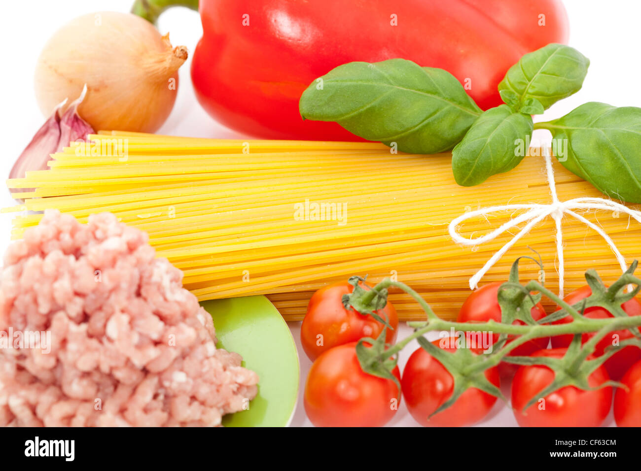 Spaghetti secchi, vari vegetali e carne Foto Stock
