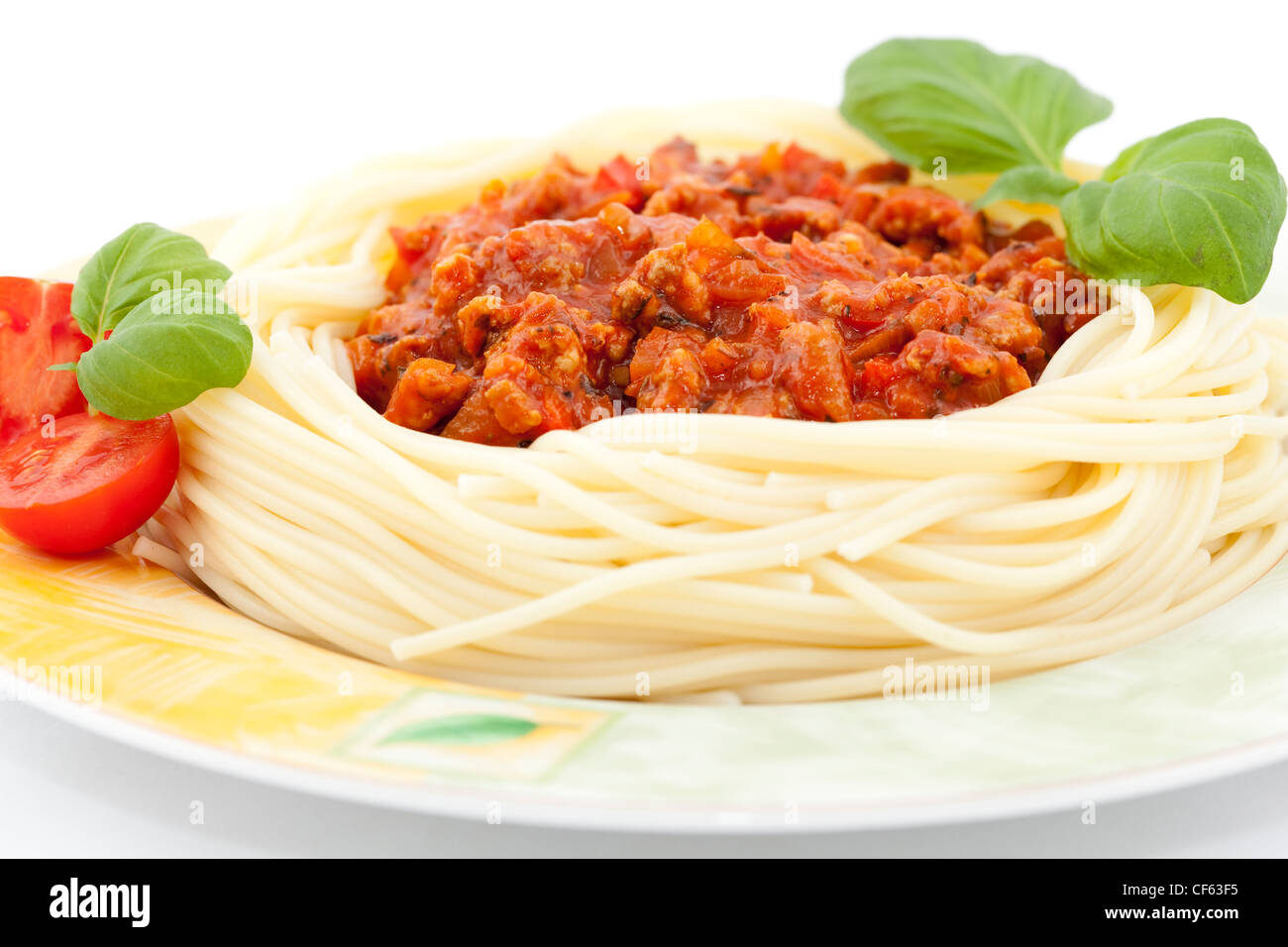 La pasta con la salsa di pomodoro e basilico fresco Foto Stock