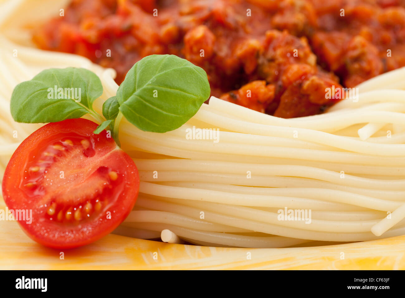 La pasta con la salsa di pomodoro e basilico fresco Foto Stock