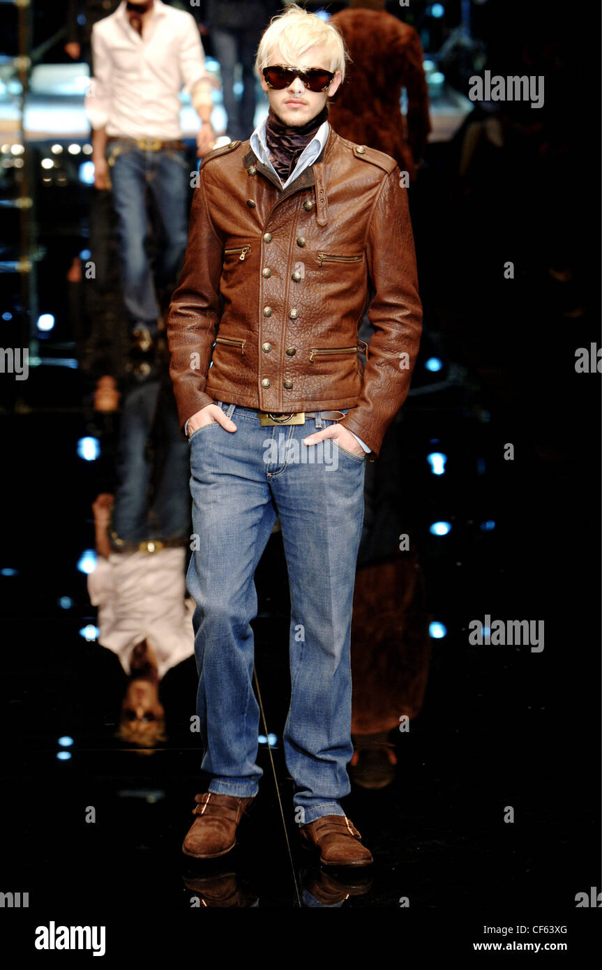 Dolce e Gabbana Menswear Milano A W maschio biondo indossando un breve  stretto doppio petto giacca di pelle marrone su un pulsante bianco Foto  stock - Alamy