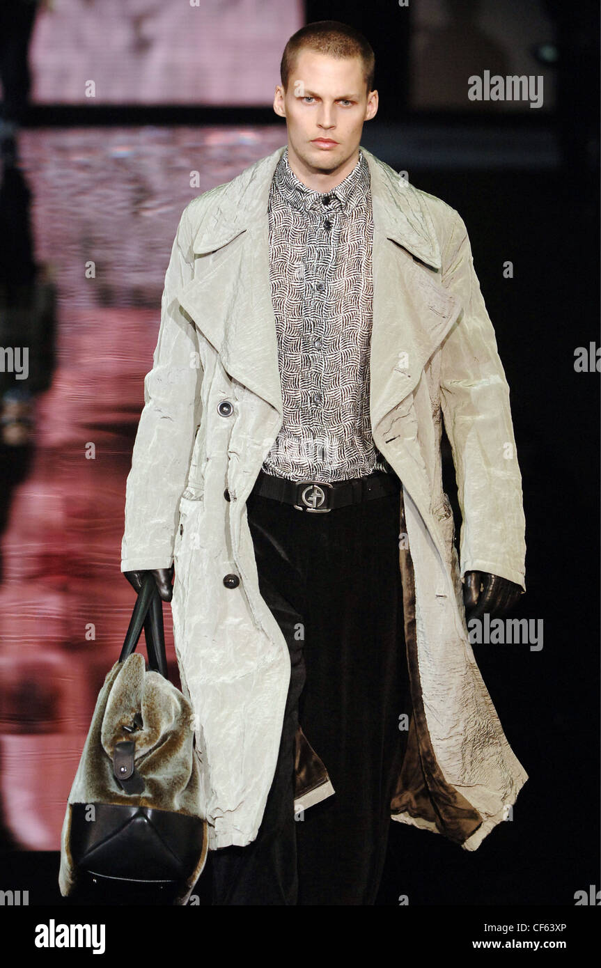 Giorgio Armani Menswear Milano A W maschio biondo indossando una lunghezza  al ginocchio di colore beige doppio petto cappotto su una pura e nero Foto  stock - Alamy