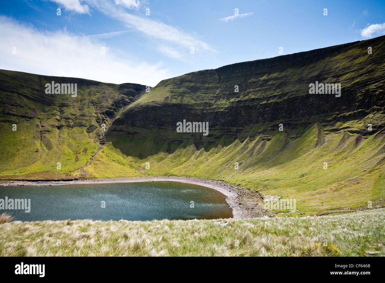 Llyn y Fan Fach e Bannau Sir Gaer cliffs nel Parco Nazionale di Brecon Beacons. Foto Stock