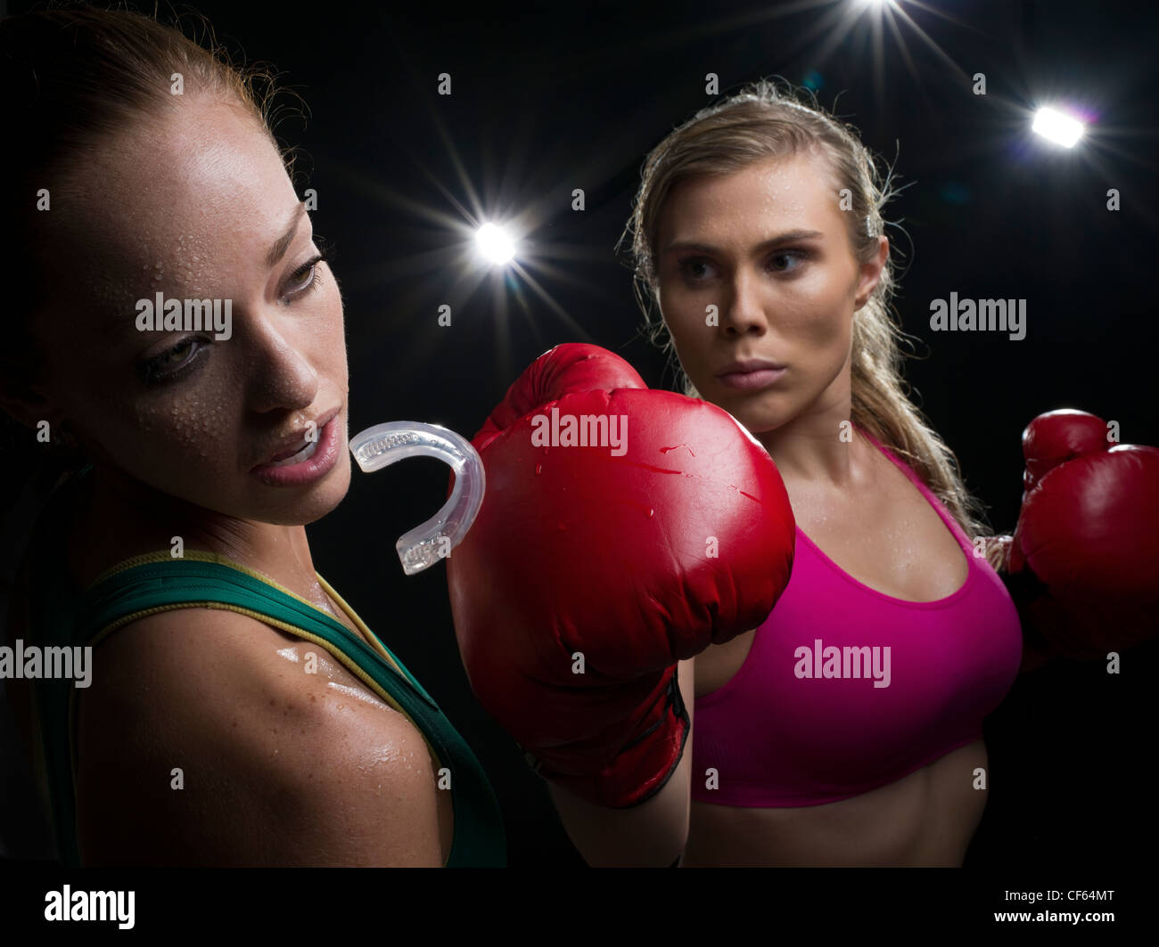 Femmina Knockout Boxe Punch Foto Stock