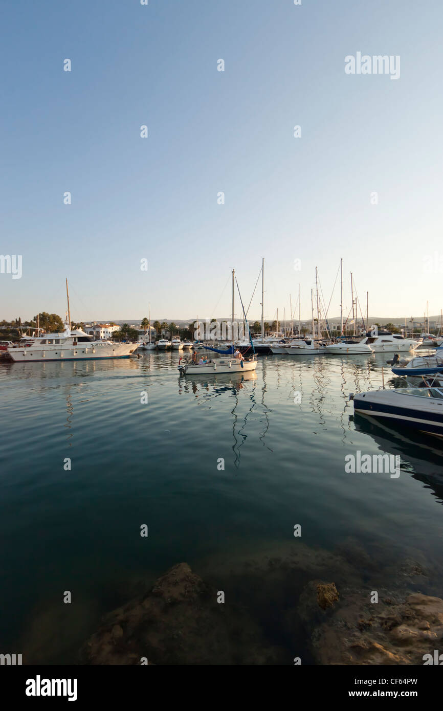 Imbarcazioni al porto di Latchi, area di Paphos, Cipro Foto Stock