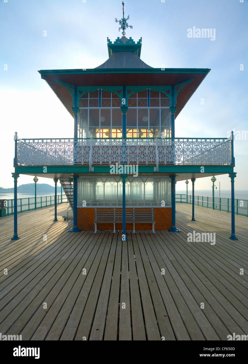 La pagoda-padiglione di stile sul molo-capo di Clevedon Pier, il solo completamente intatto, grado 1 elencati pier nel paese. Foto Stock