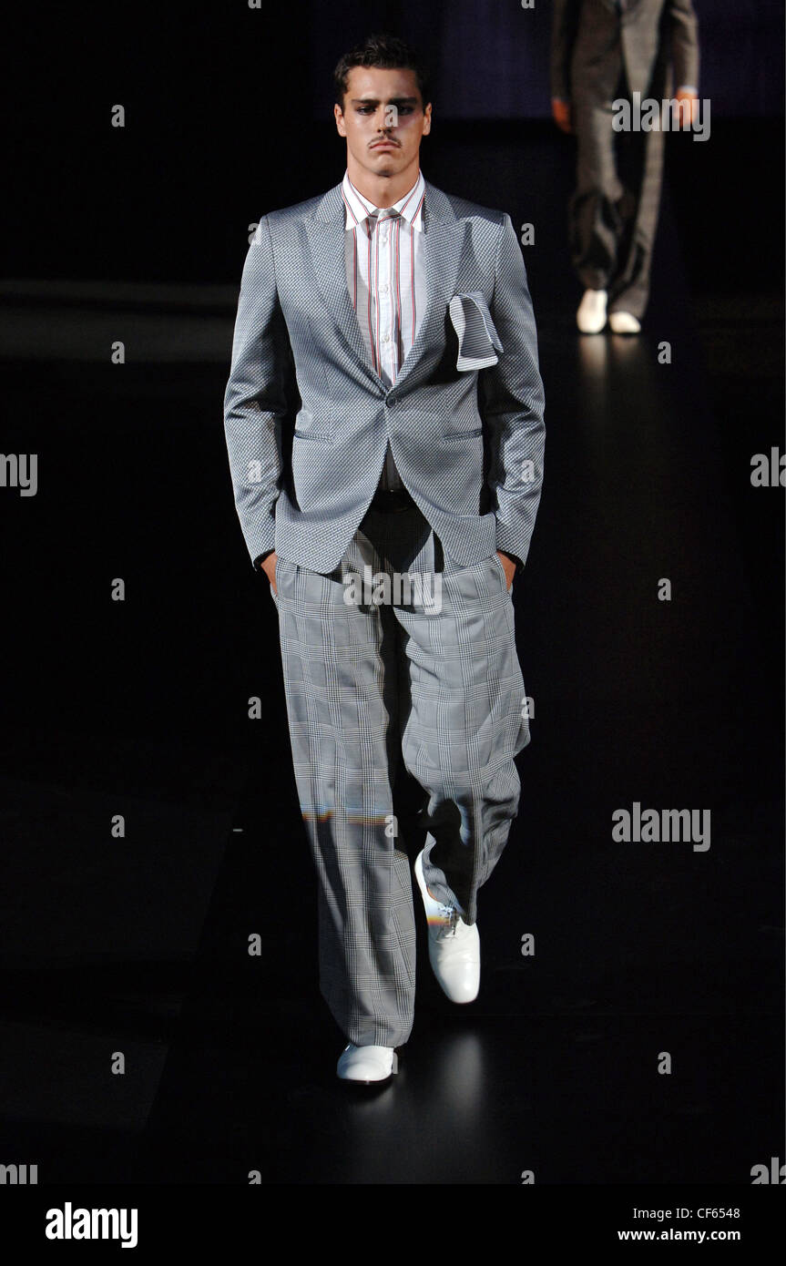 Emporio Armani Milano pronto a indossare abbigliamento Uomo Primavera  Estate Brunette modello maschile a piedi giù per la pista indossando un  cubano grigio Foto stock - Alamy