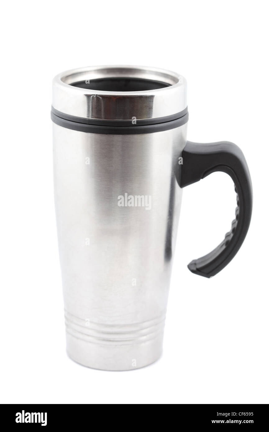 Grande tazza in acciaio con coperchio e impugnatura isolata su bianco, concentrarsi sul coperchio Foto Stock