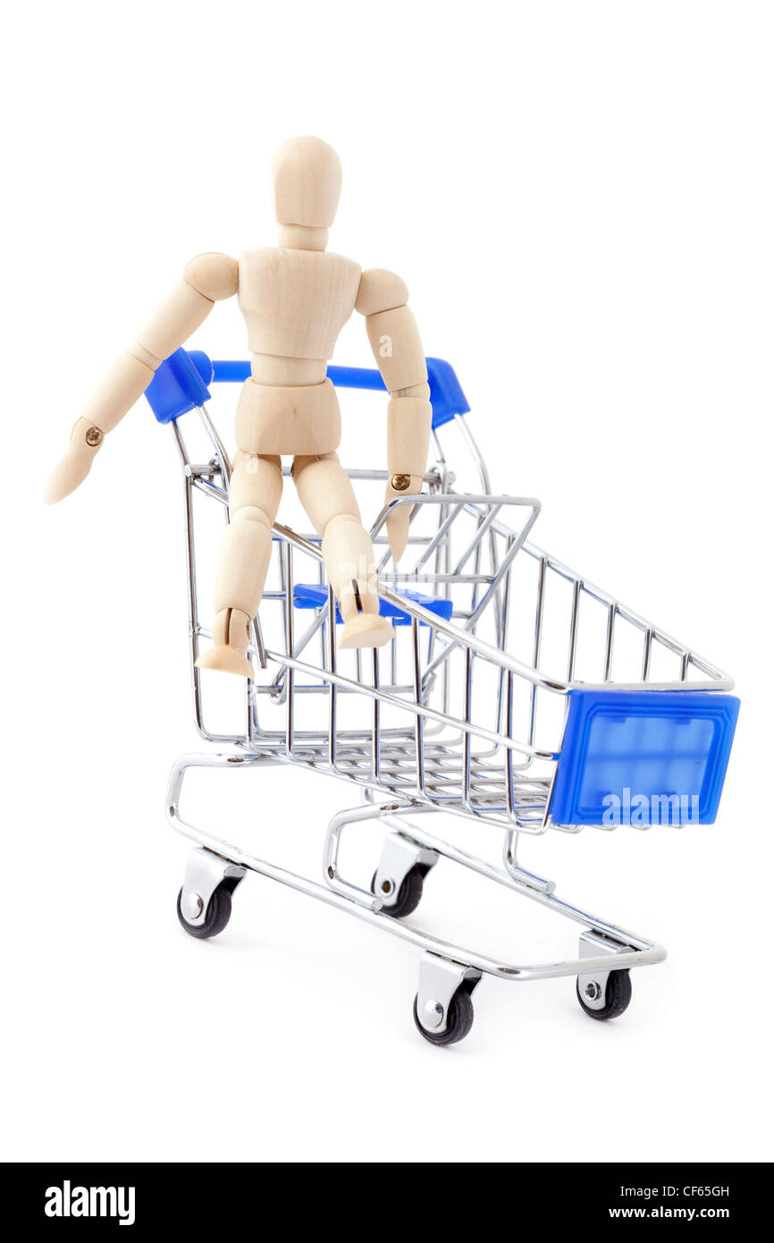 Il concetto di shopping. Il burattino di legno in seduta il metallo carrello. Foto Stock