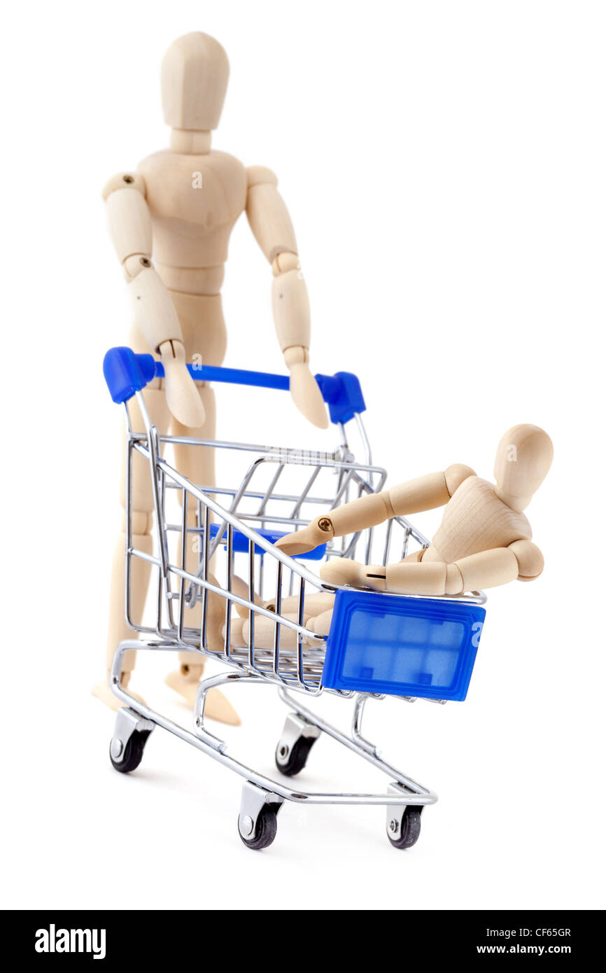 Il concetto di shopping. Un manichino di legno rotoli un altro nel carrello. Foto Stock
