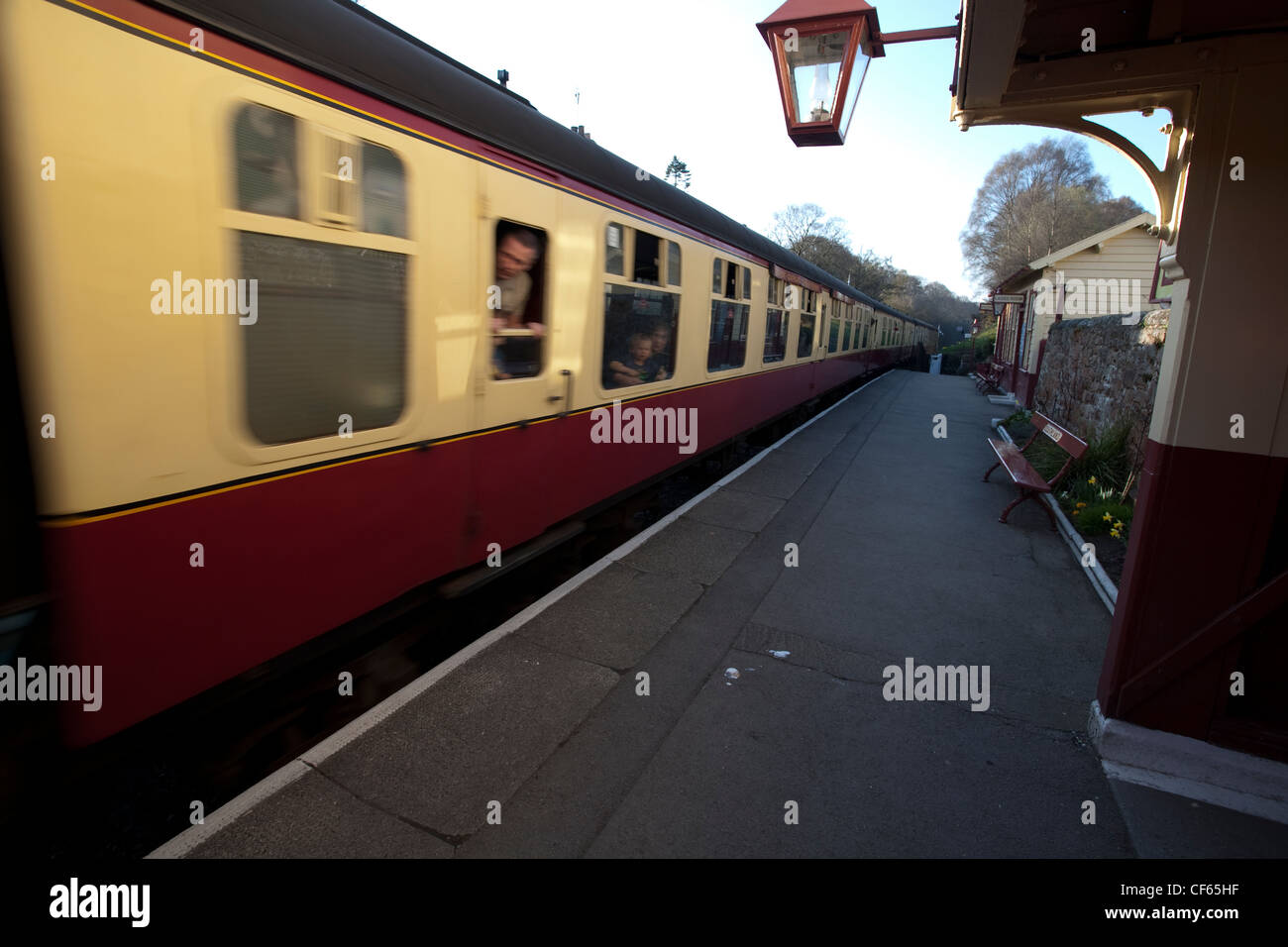 Il patrimonio di un convoglio ferroviario che passa attraverso la stazione di Goathland sulla North Yorkshire Moors Railway. Foto Stock