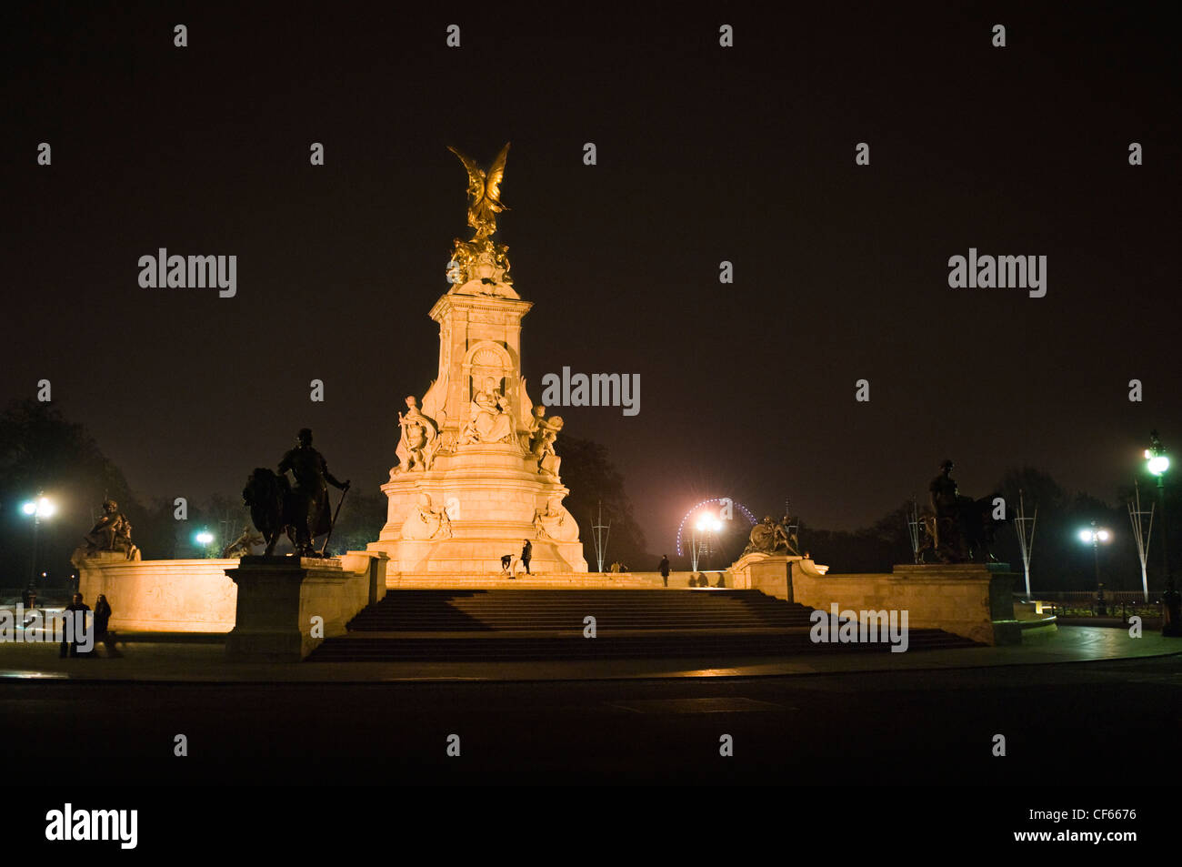 Il memoriale della Victoria lit-fino a Queen's Gardens di fronte a Buckingham Palace di notte. Foto Stock