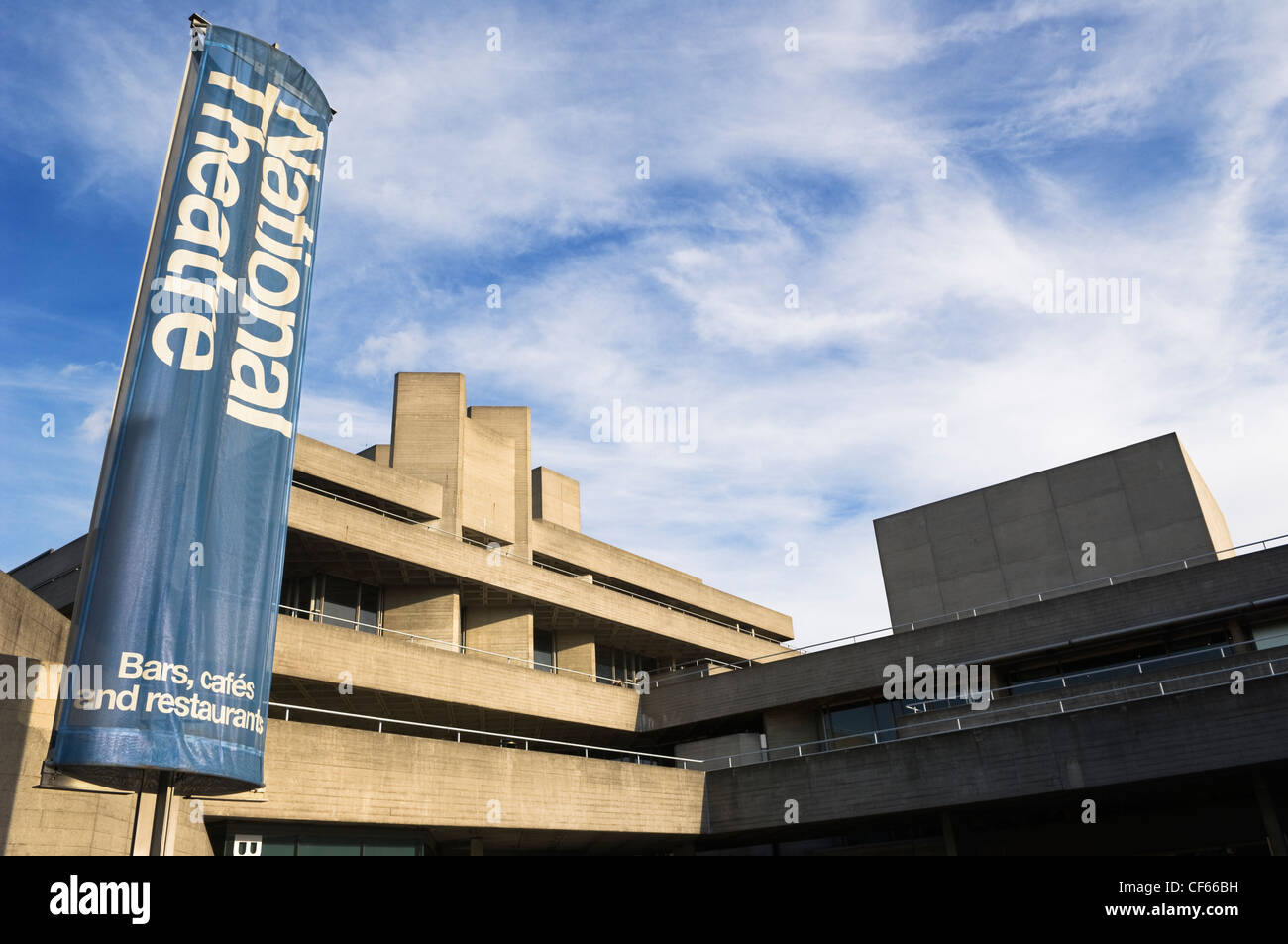 Un grande striscione appeso al di fuori del Teatro Nazionale sulla banca del sud. Foto Stock