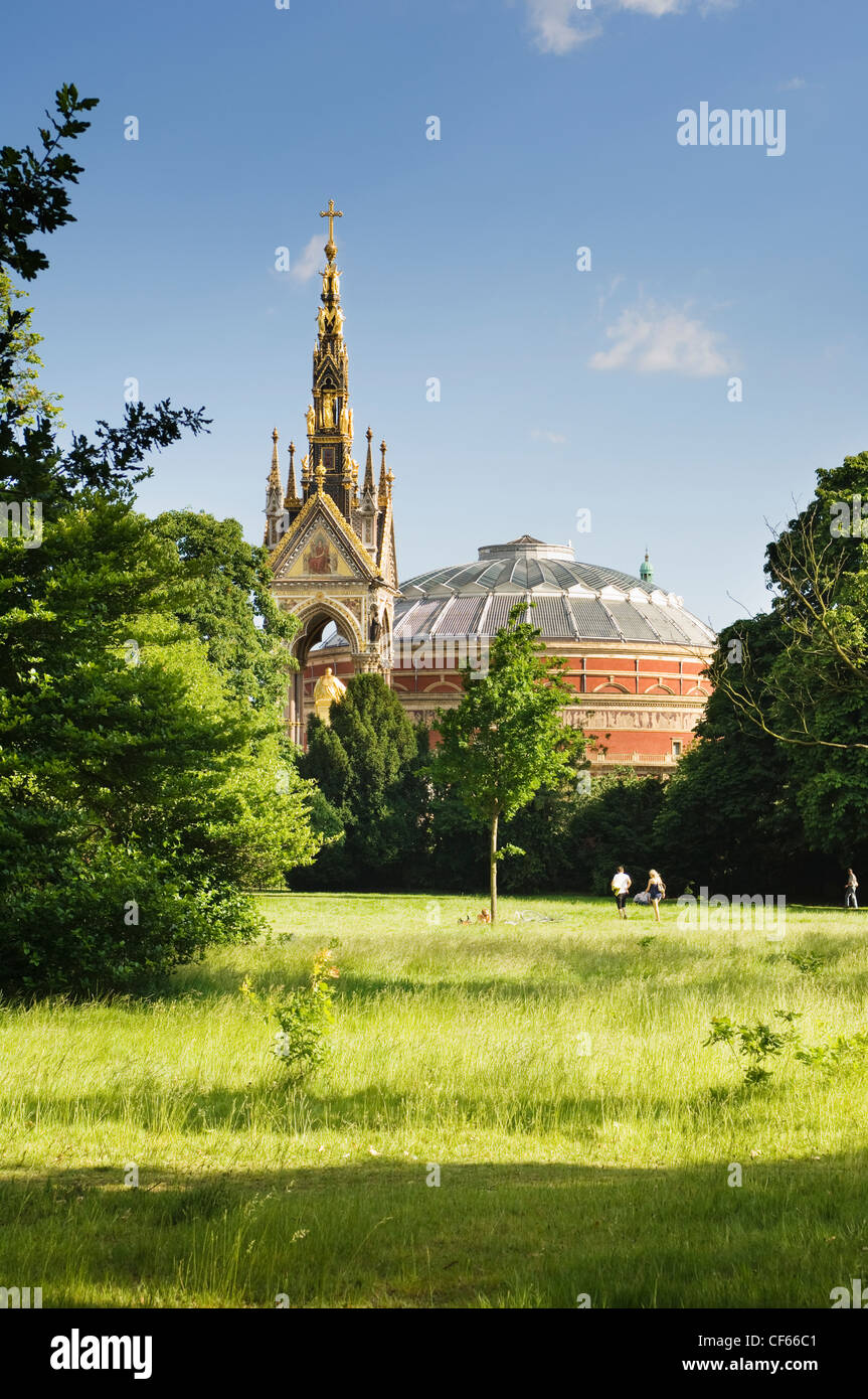 Una vista della Royal Albert Hall e l'Albert Memorial da Hyde Park. Foto Stock